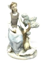 Nao Figurine by Lladro Hand Made In Spain Daisa 1977 measures approx height 26cm