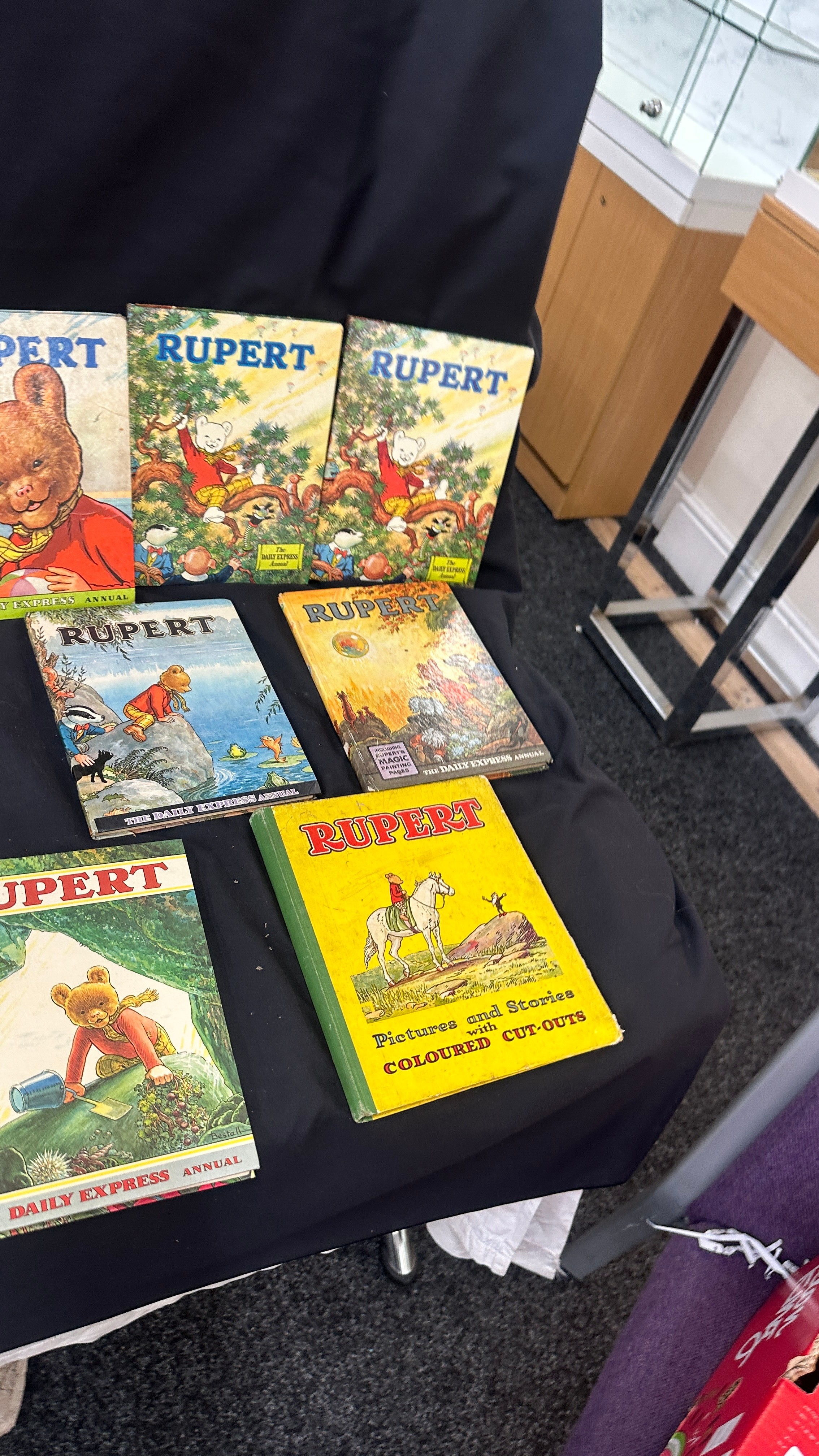 Selection of vintage Rupert hardback books approx 17 - Image 4 of 4