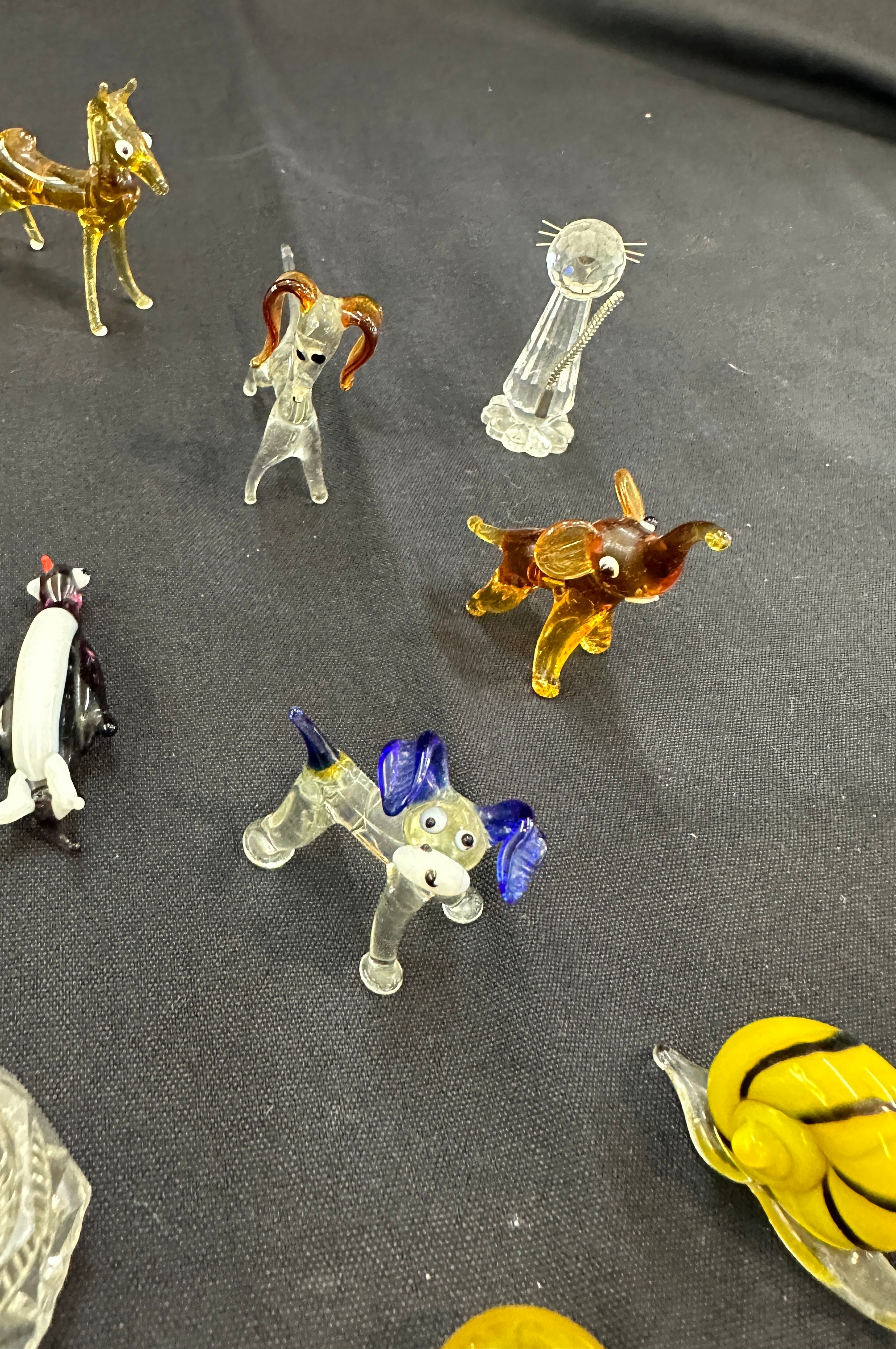 Tray of coloured glass animals - Image 5 of 5