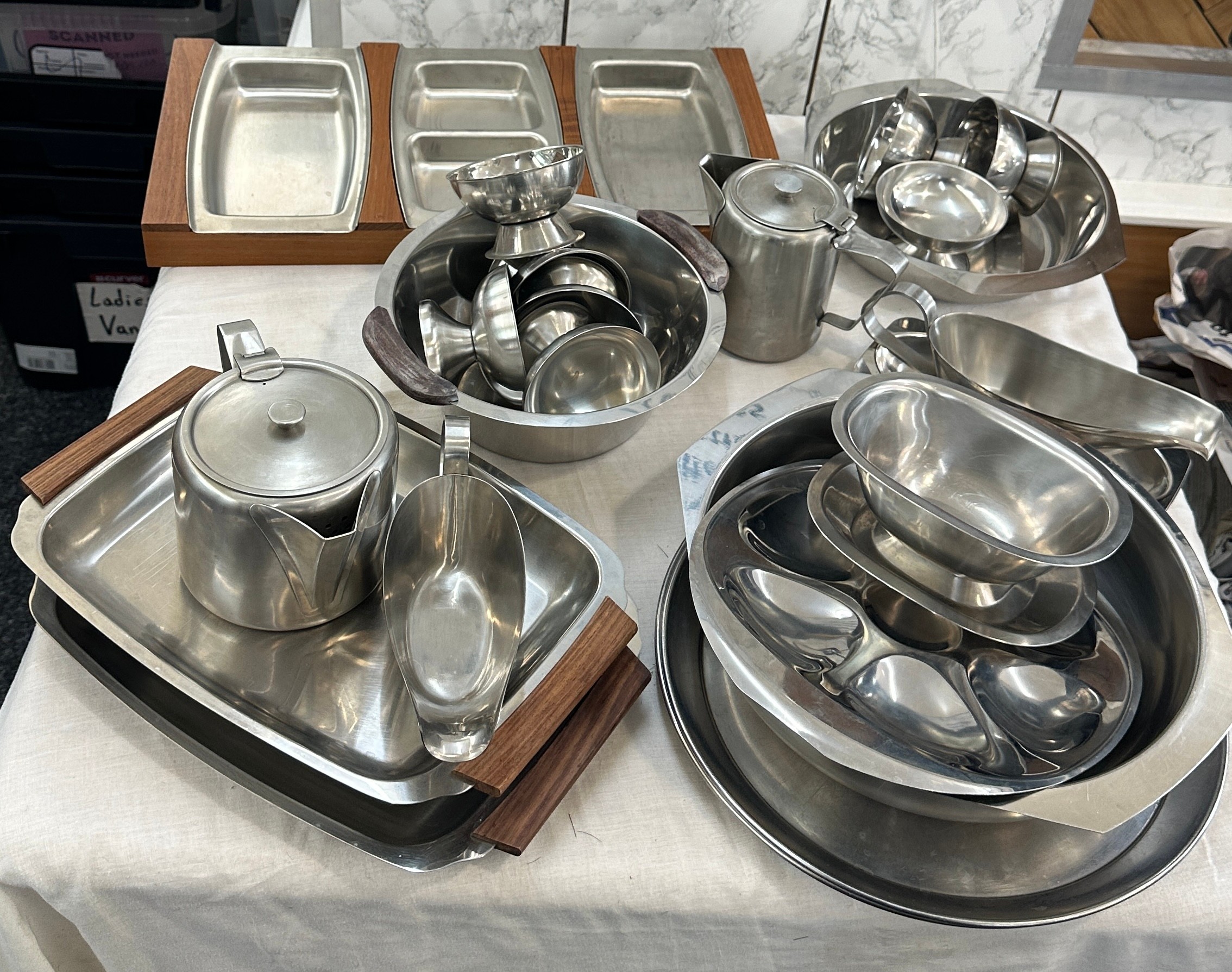 Selection of stainless steel kitchen pieces to include bowls, jugs etc