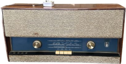 Vintage bush radio serial no 451-05182- in working order