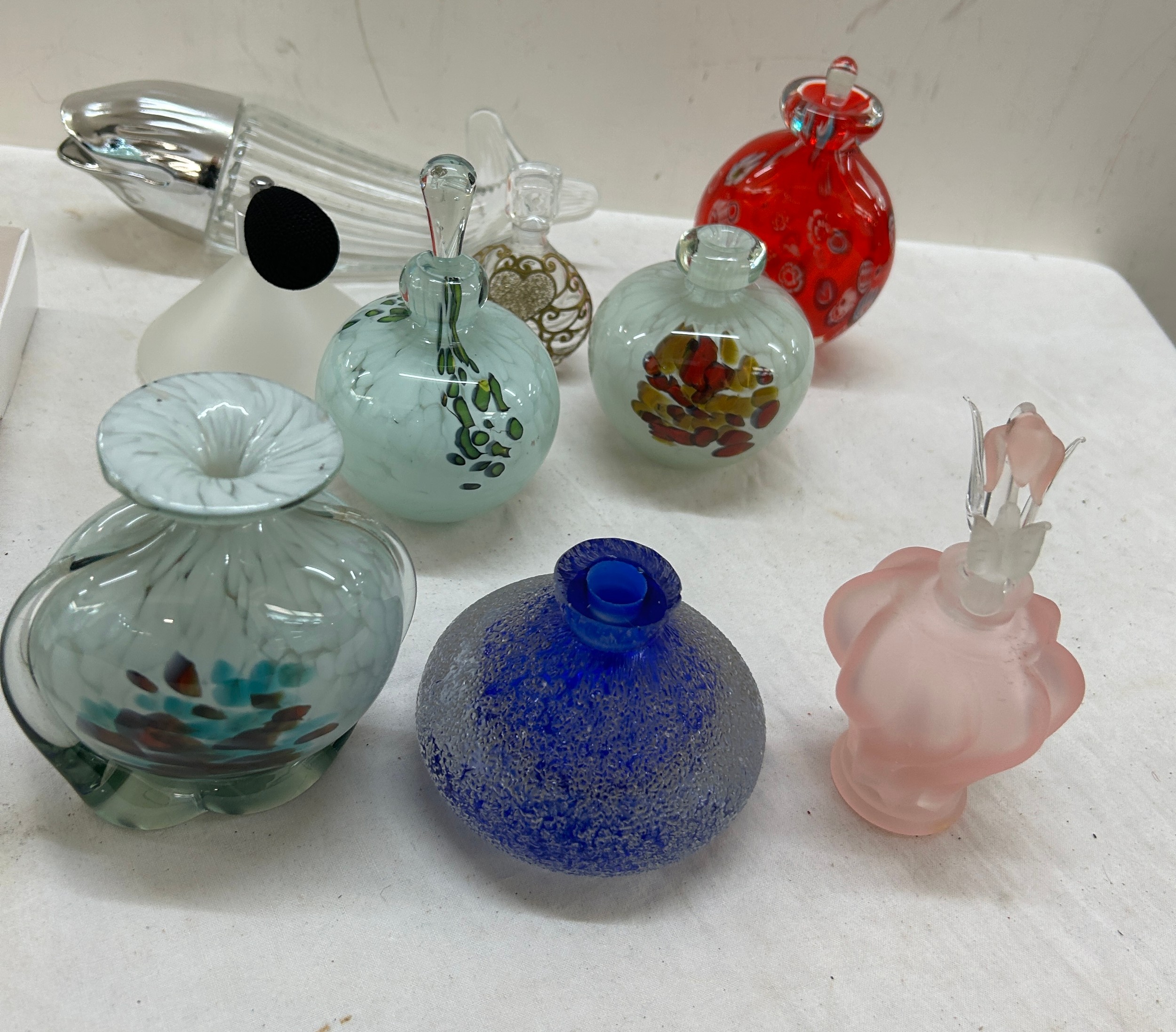 Selection of vintage and later scent bottles - Image 3 of 3