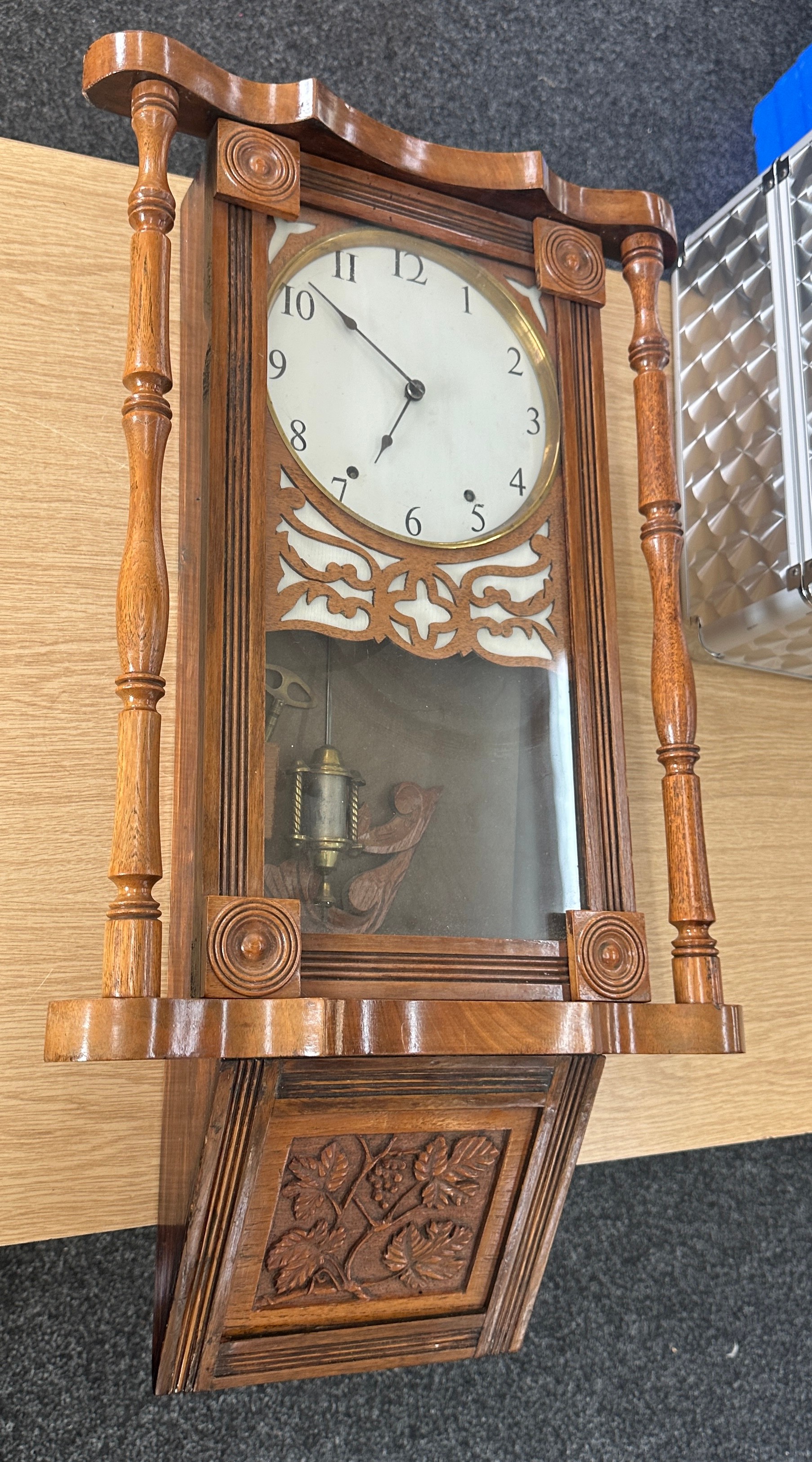 Vintage 3 Key hole wall clock, untested - Image 4 of 4