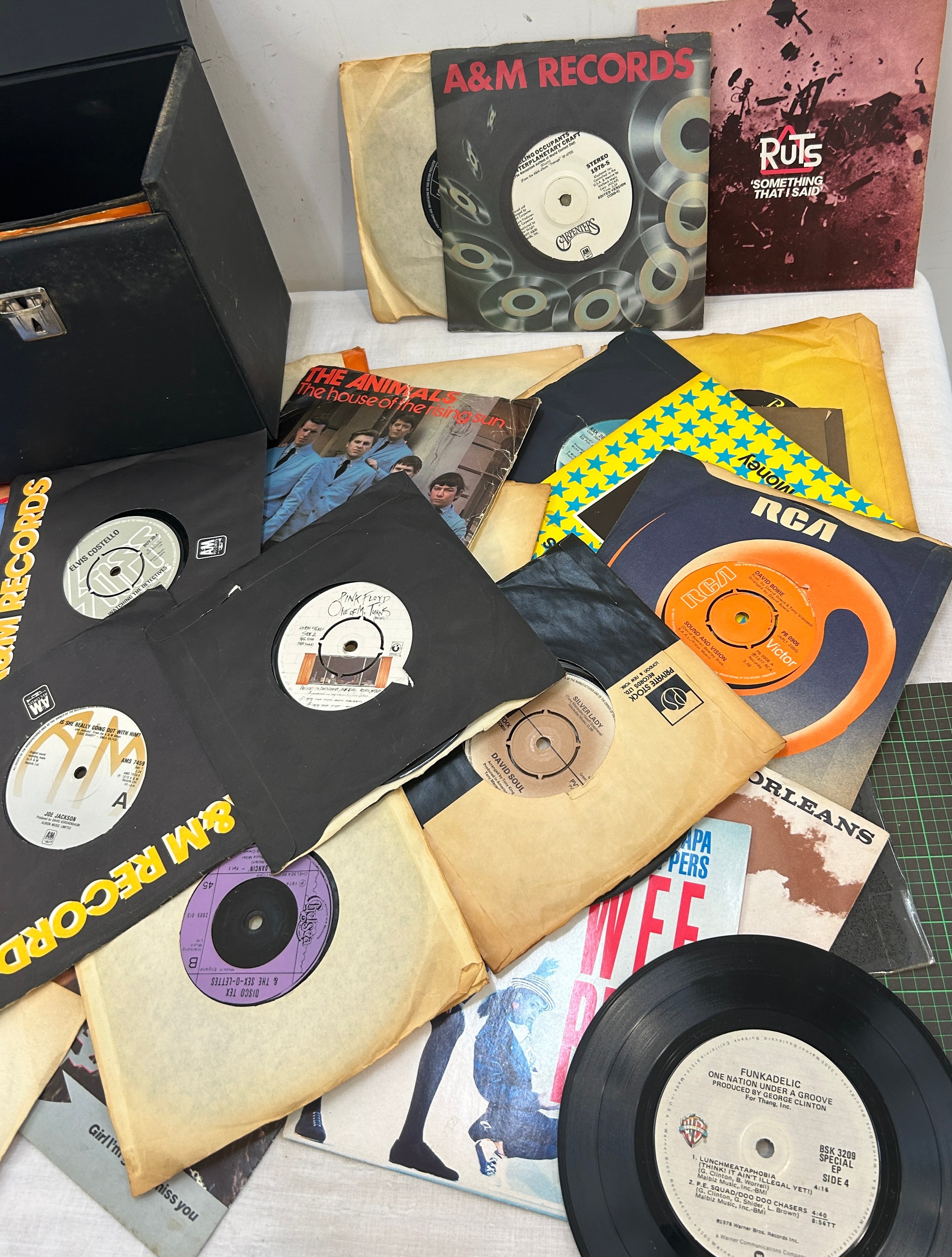 Selection of cased 45's to include artists David Bowie, Leo Sayer, Pink Floyd, Steve Wonder etc - Image 2 of 3