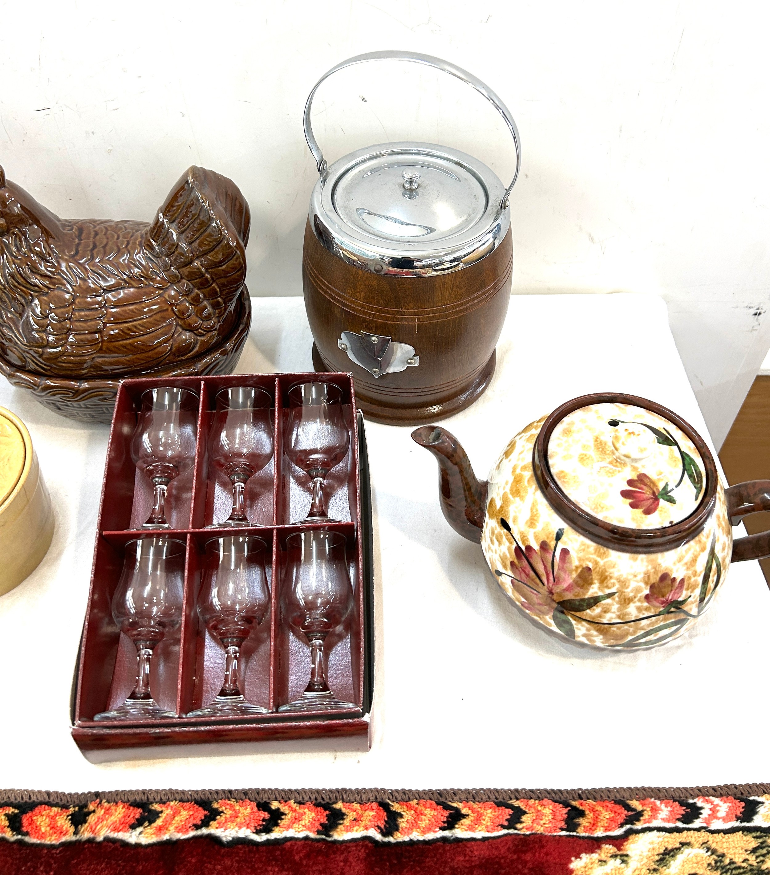 Selection of collectables includes egg holders, butter dishes etc - Image 3 of 4