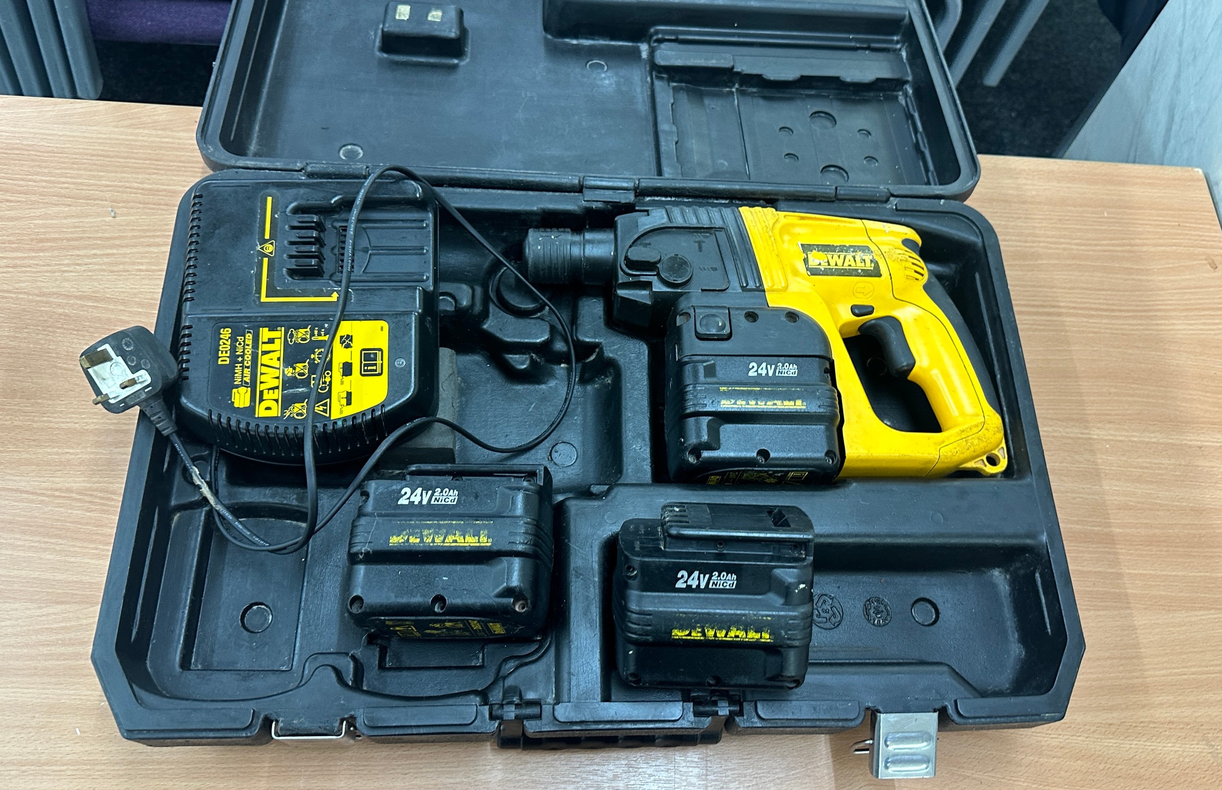 Dewalt 24v sds charger not working - Image 2 of 3