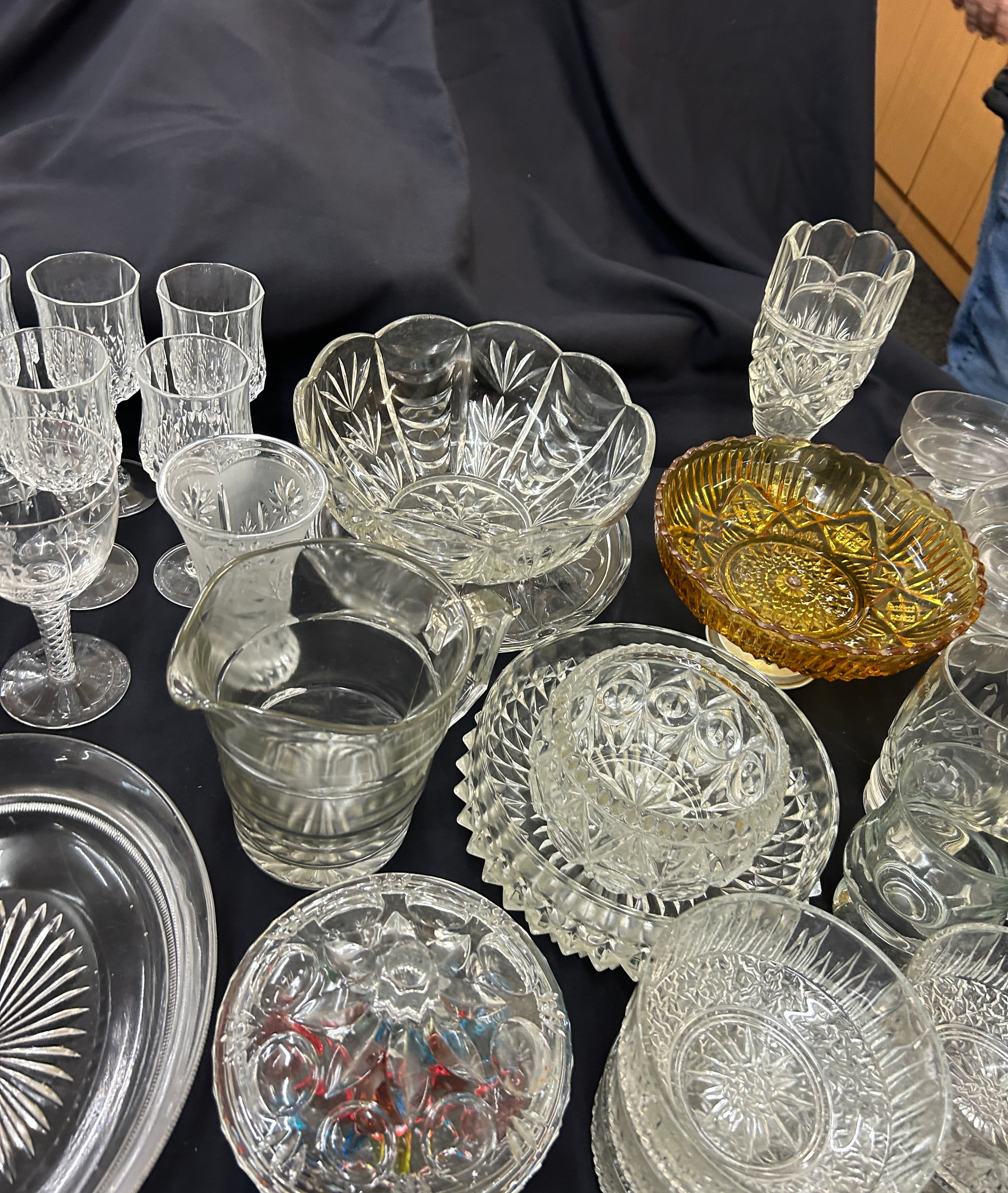 Large selection of glassware to include bowls, jugs, glasses etc - Image 4 of 5