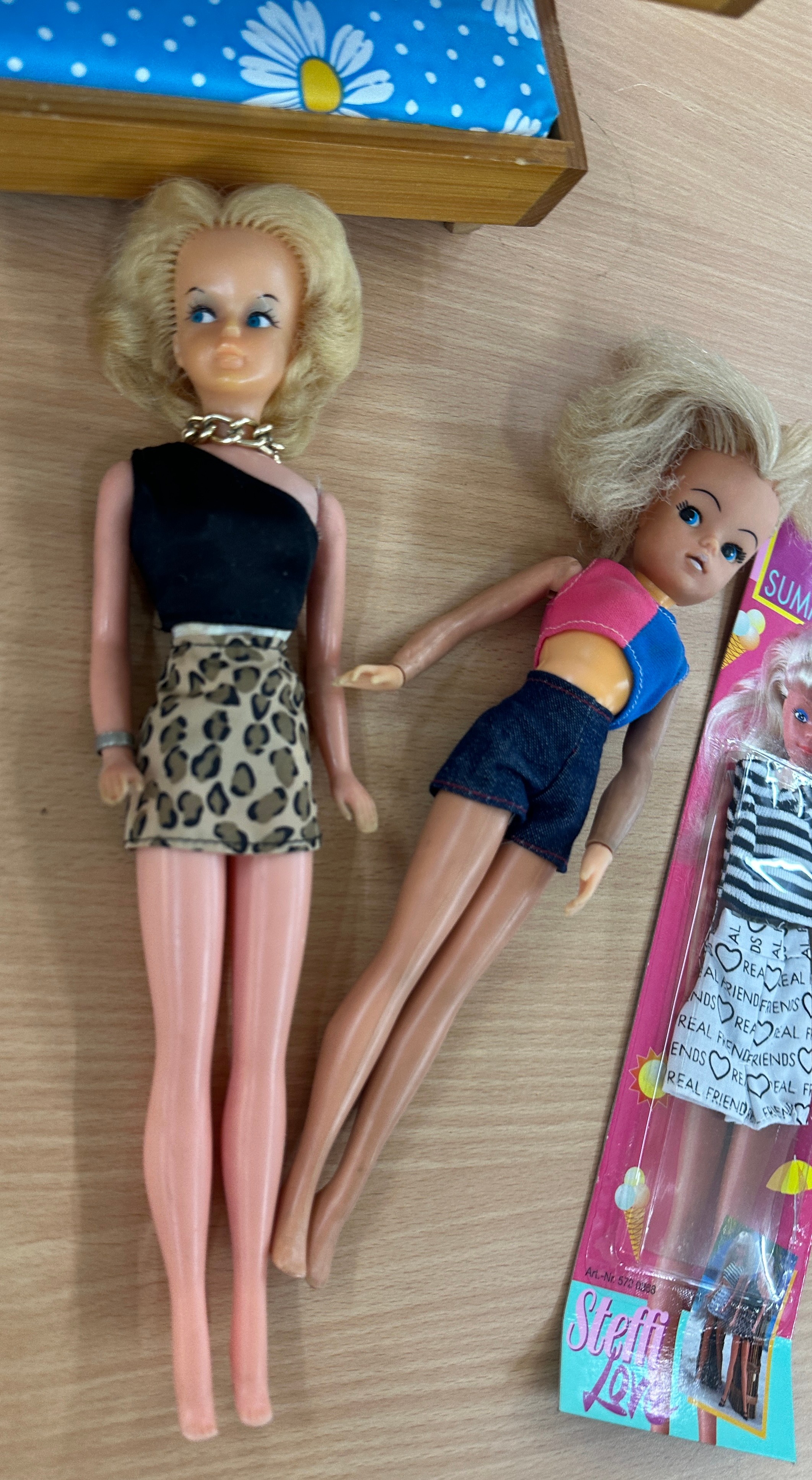 2 Vintage sindy dolls, a sindy bed and 2 boxed steffi love outfits - Image 2 of 3