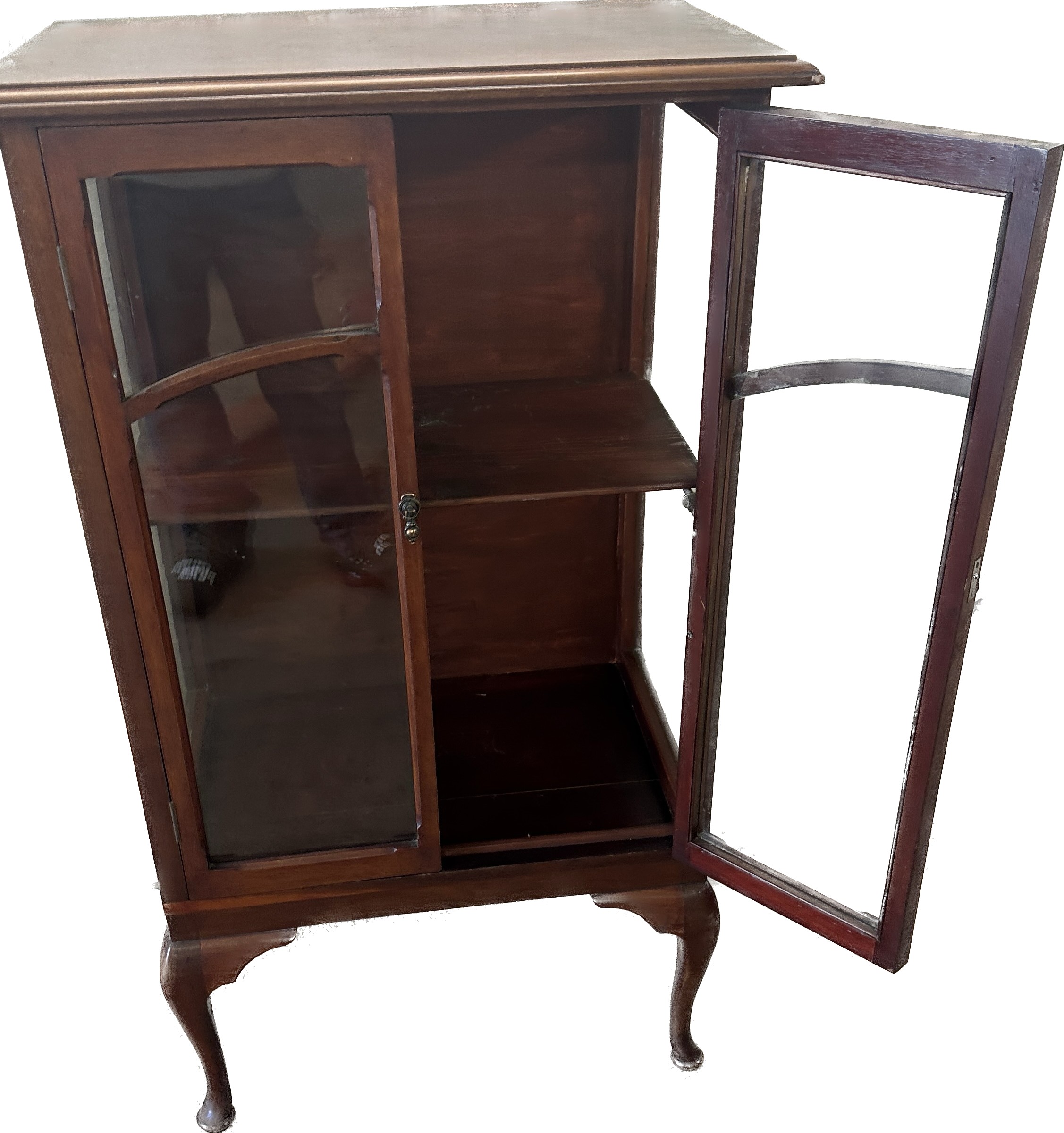 Mahogany two door Queen Anne display cabinet measures approx 46 inches tall, 47 wide and 18 deep - Image 2 of 3