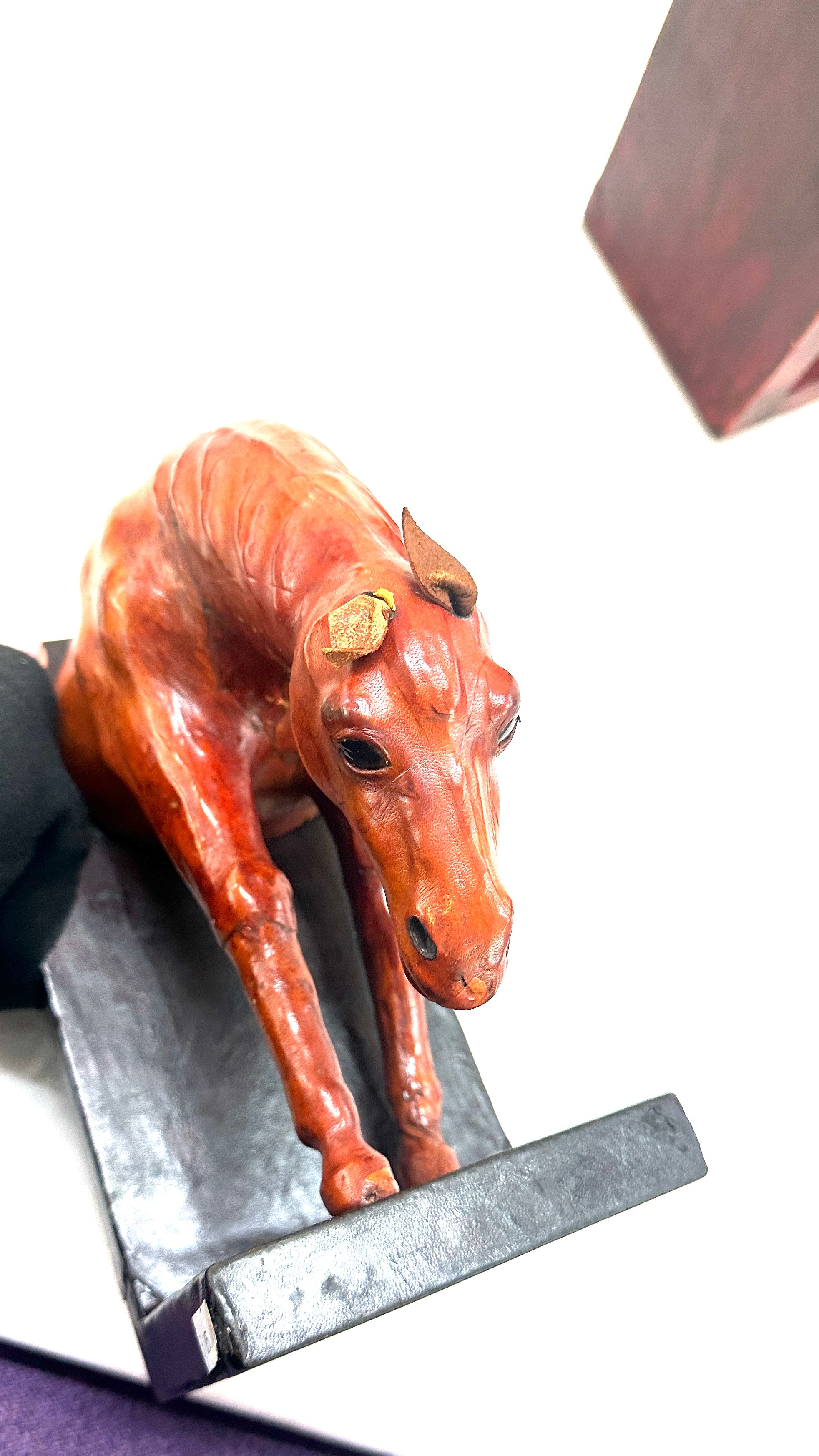 Large leather horse bookends 10 inches by 5 inches colour difference visible - Image 3 of 3