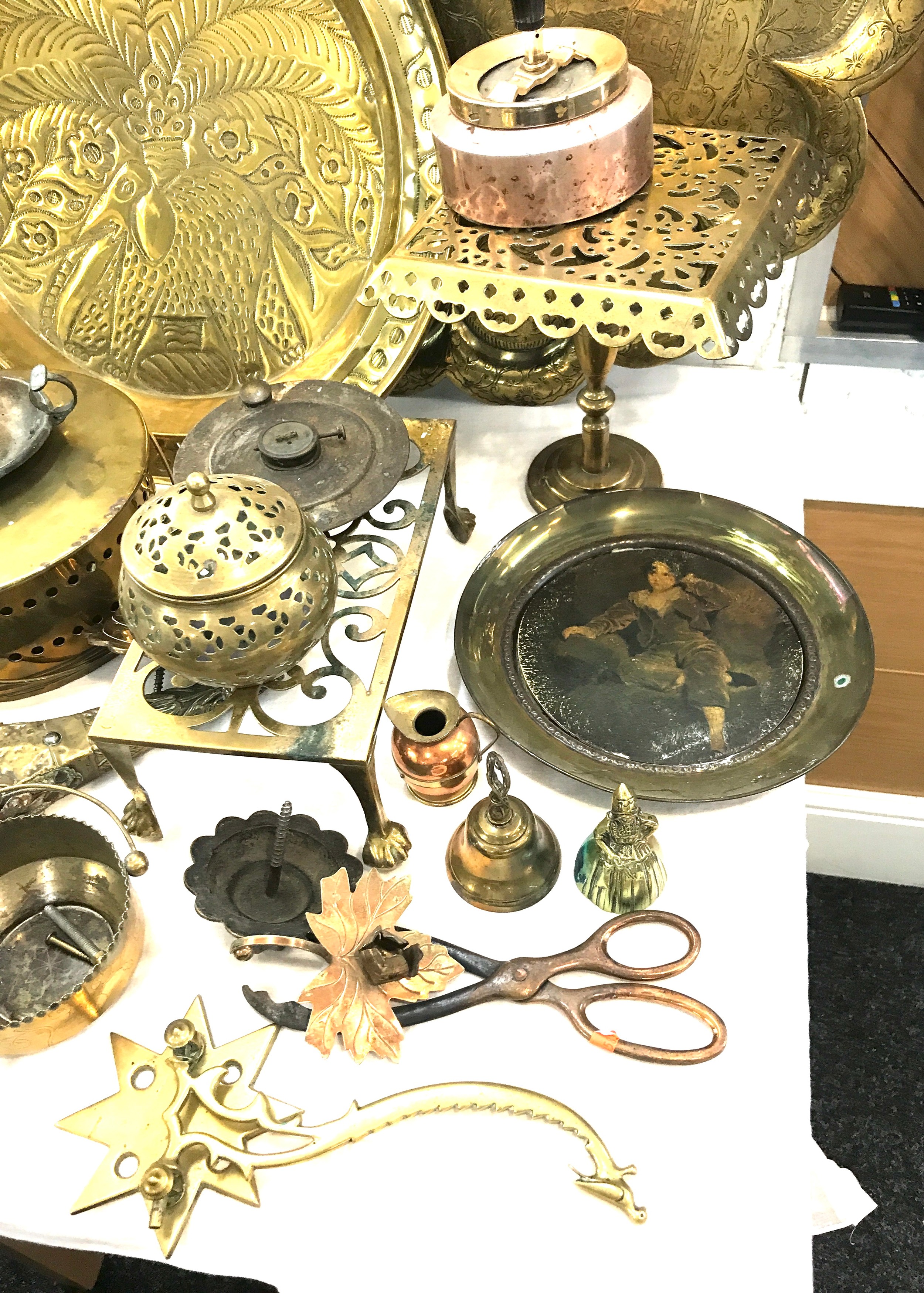 Large selection of brassware to include an oriental charger, tray etc - Image 2 of 4