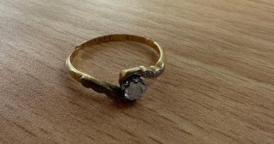 18ct gold Platinum diamond ring (needs repair)