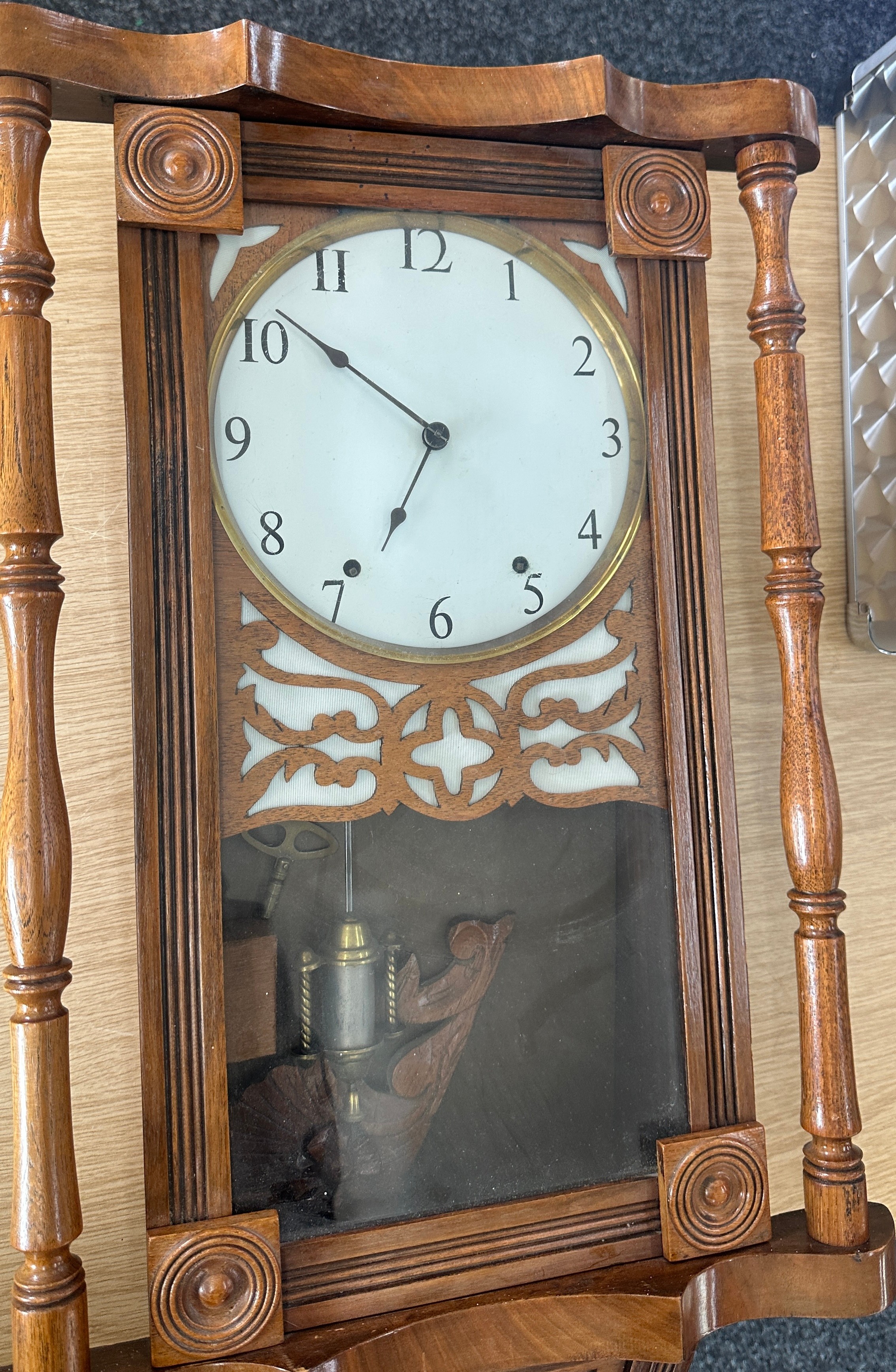 Vintage 3 Key hole wall clock, untested - Image 2 of 4