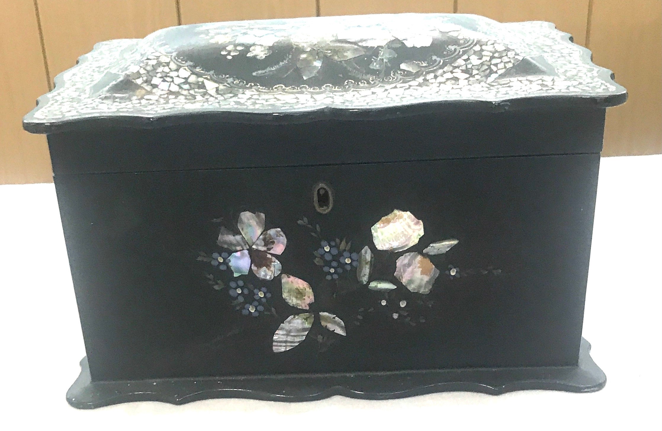 Antique Victorian papier mache tea caddy inlaid with mother of pearl and abalone, good overall - Image 2 of 4
