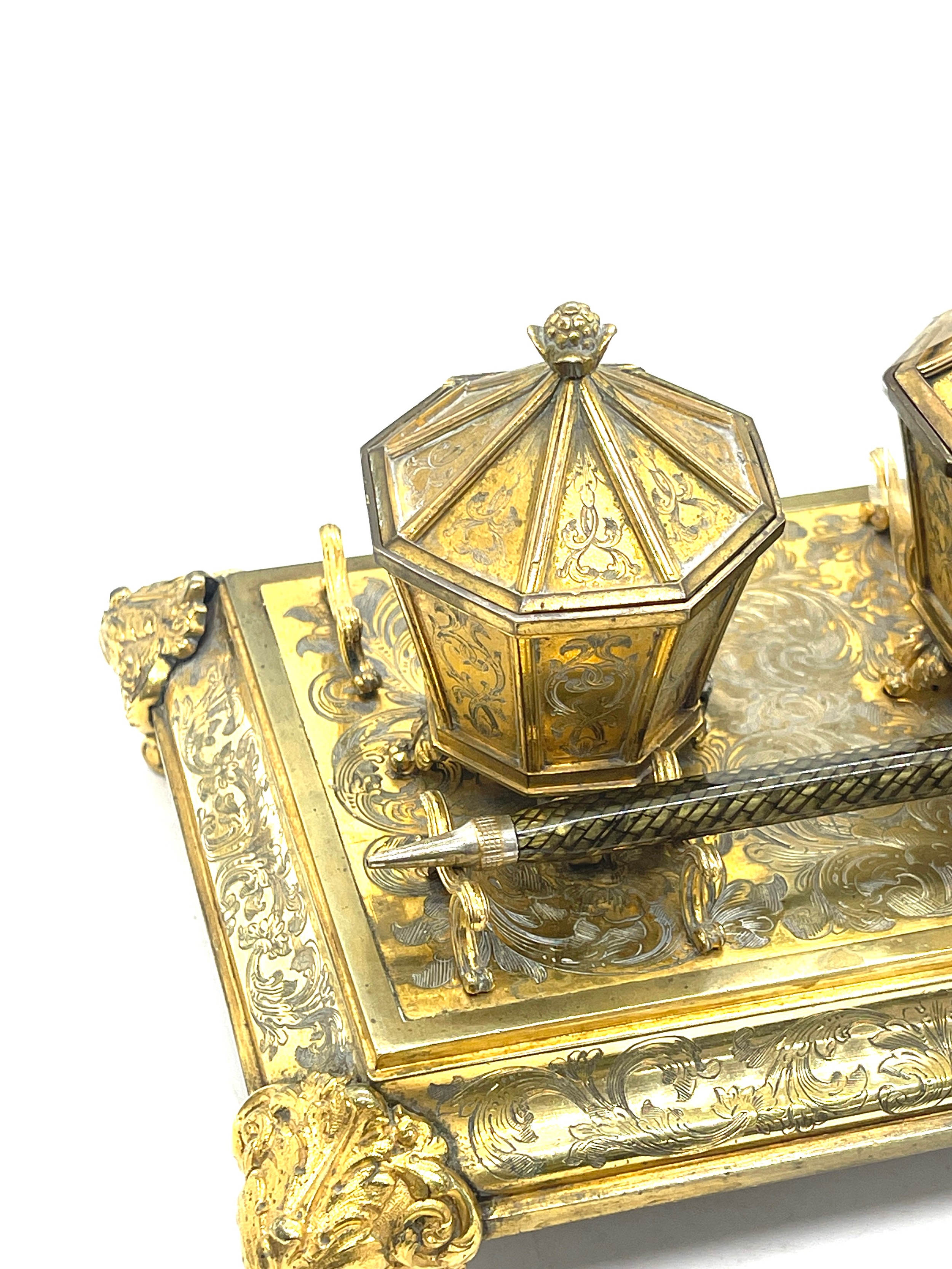 Brass inkwell and pen, inkwell needs new hinge - Image 3 of 7