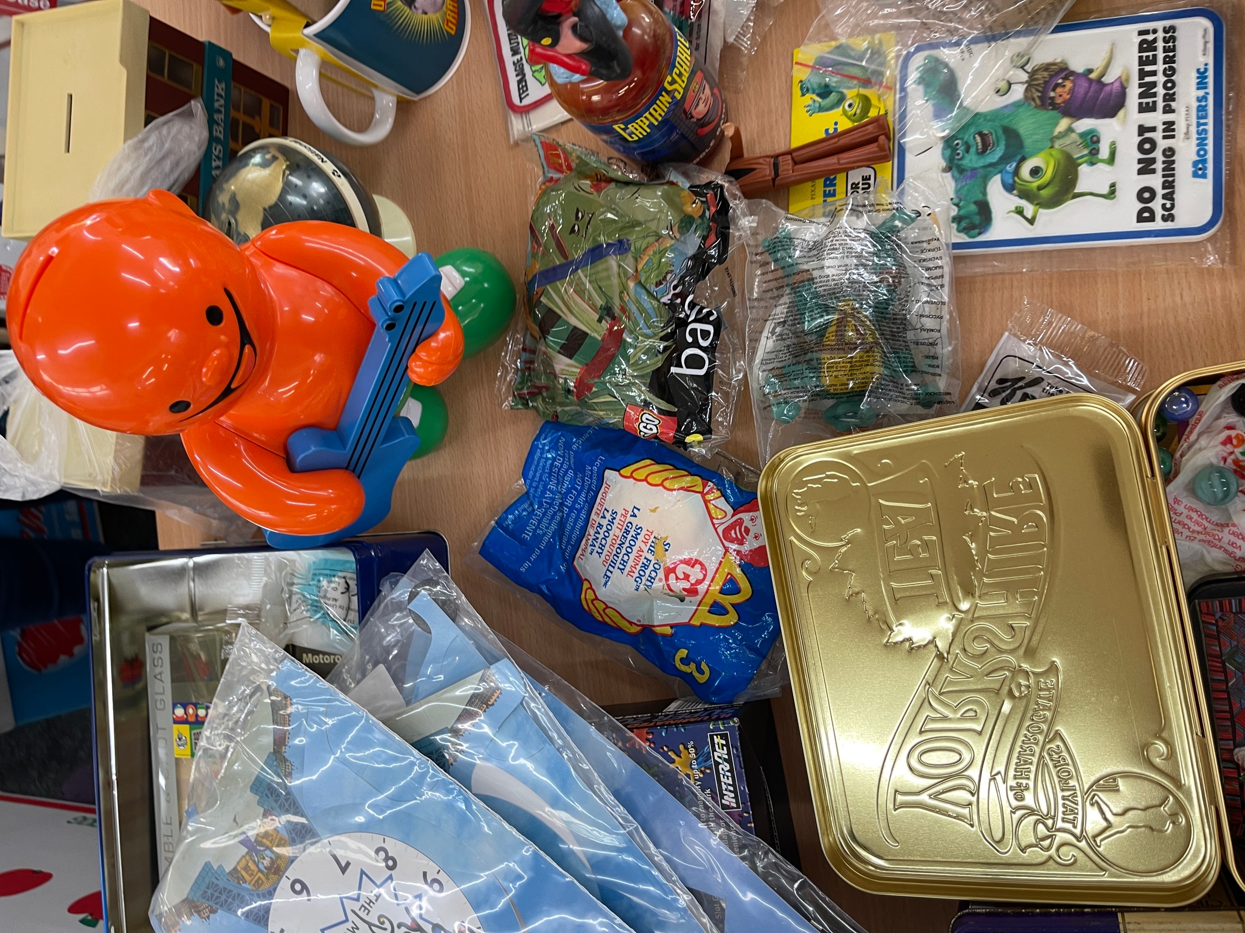 Large selection vintage and later games and accessories, to include bags, MacDonalds toys, Marvel, - Bild 5 aus 11