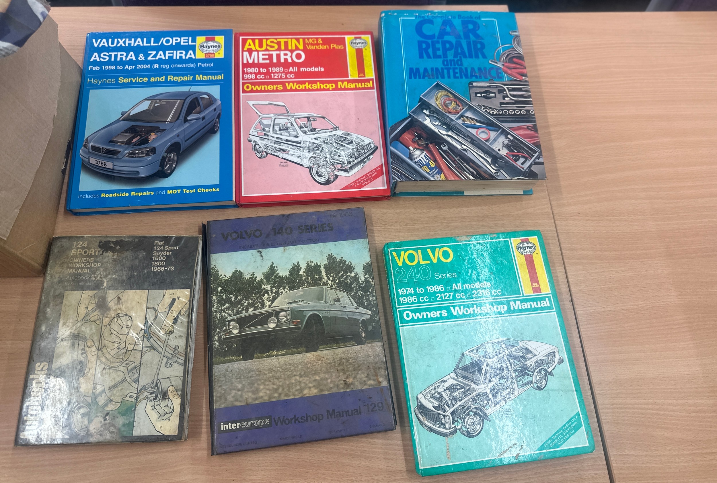 Selection of vintage car manuals to include Haynes etc - Image 2 of 2