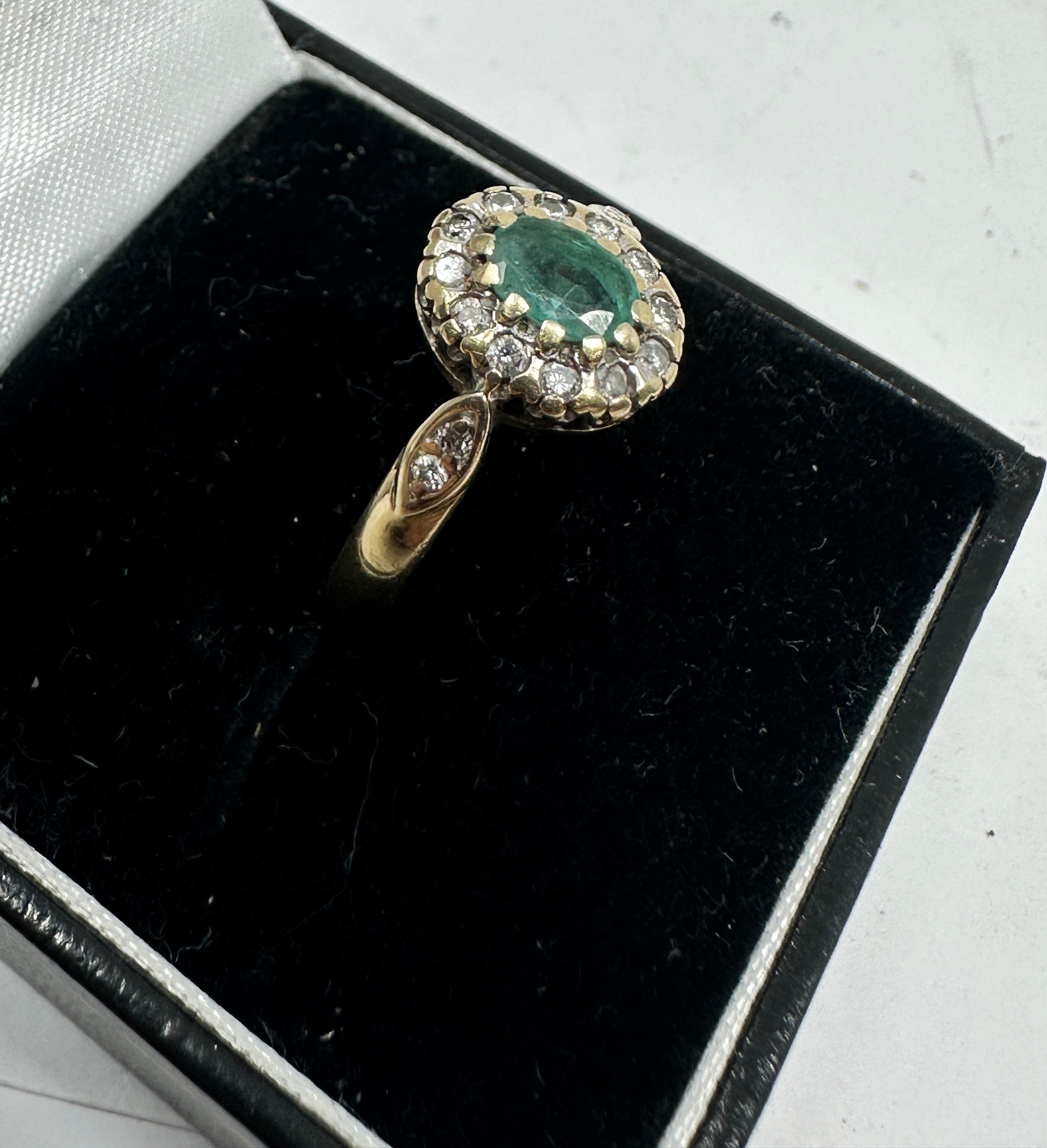 9ct gold emerald & diamond ring weight 3g - Image 2 of 4
