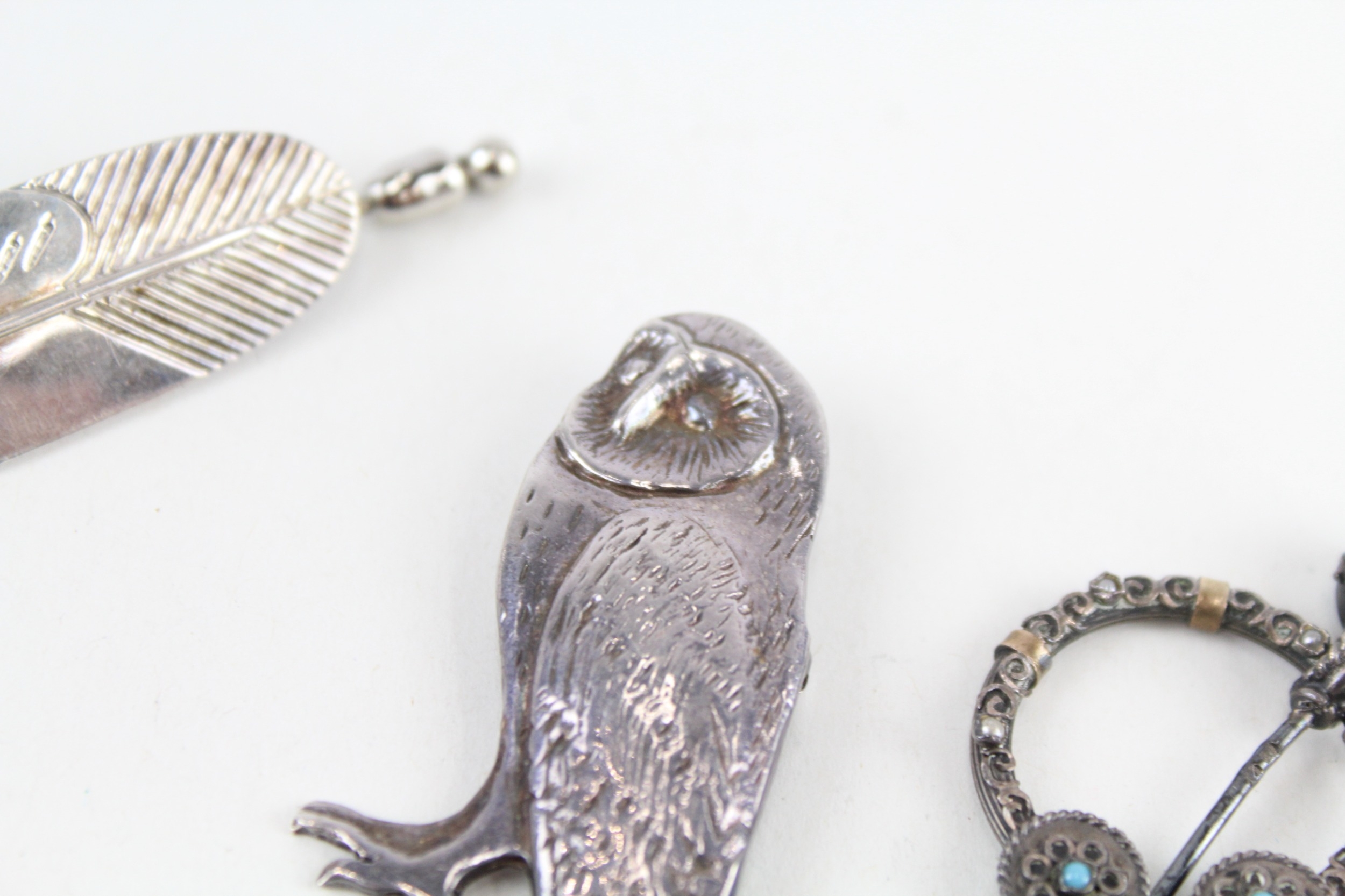 A collection of silver brooches including an owl and penannular (23g) - Image 3 of 5