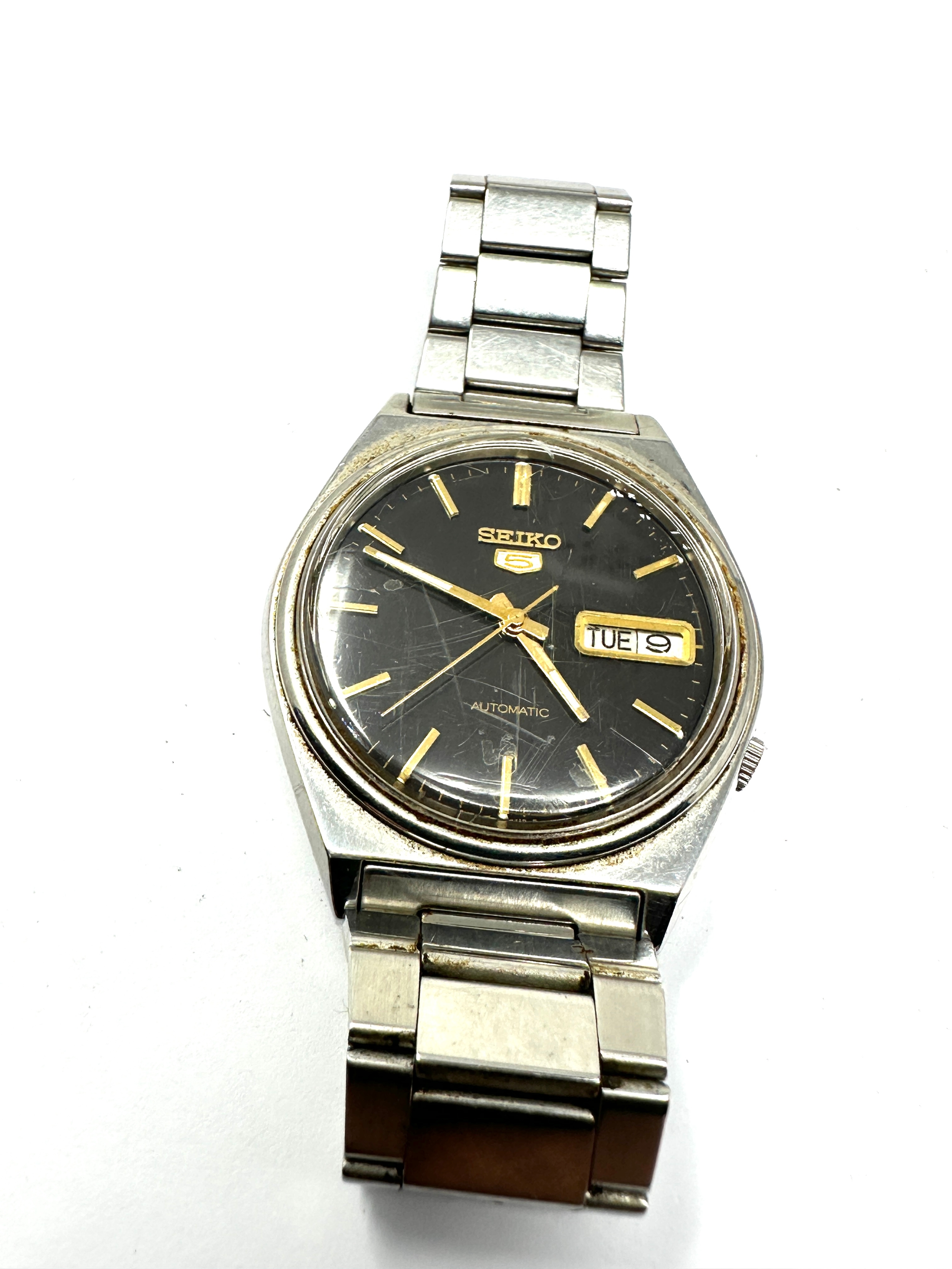 Vintage Seiko 5 Automatic Day & Date 7009 -3140 the watch is ticking black dial