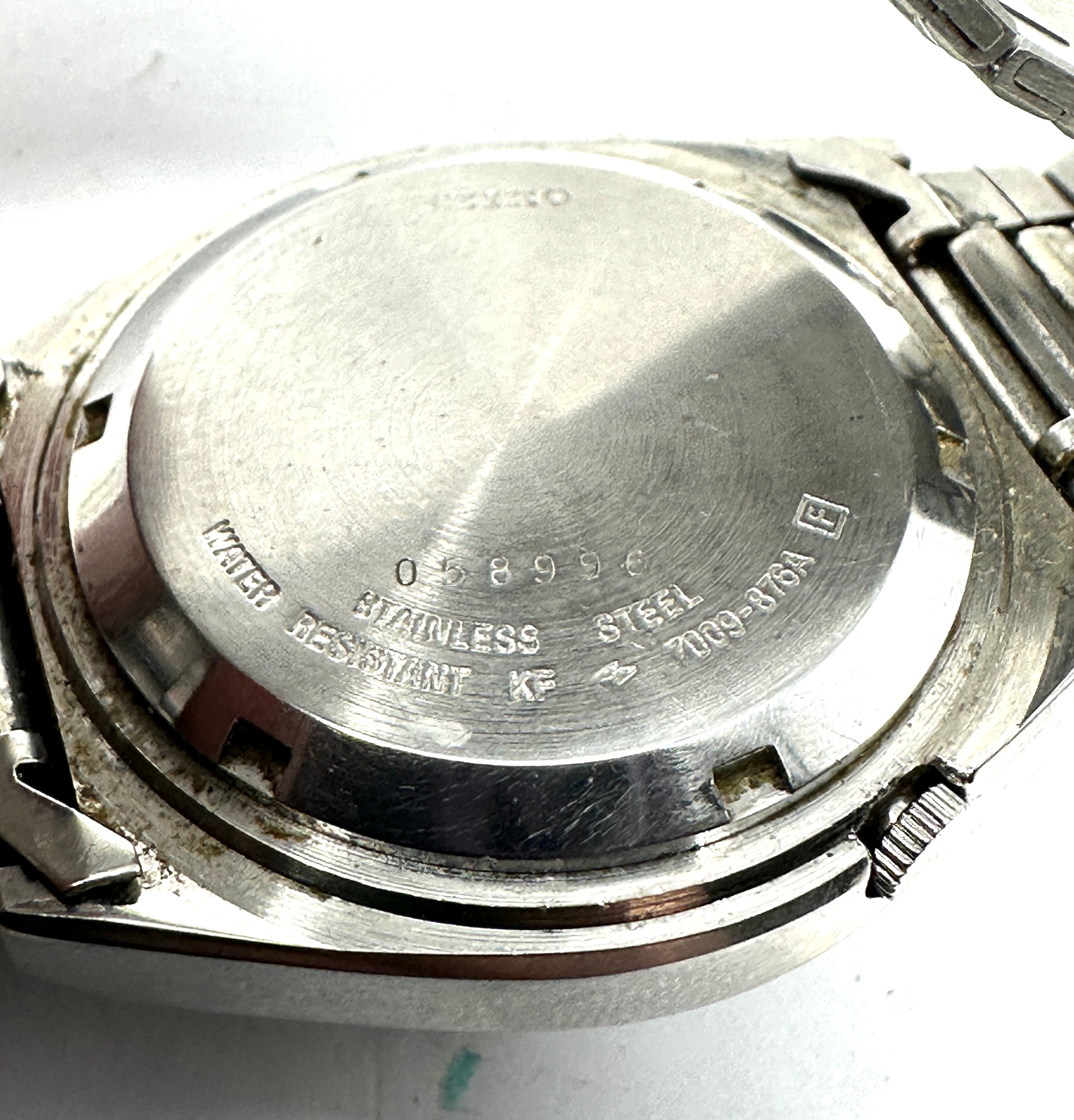 Gents Seiko 5 automatic wristwatch the watch is ticking 7009-876a day date - Image 4 of 4