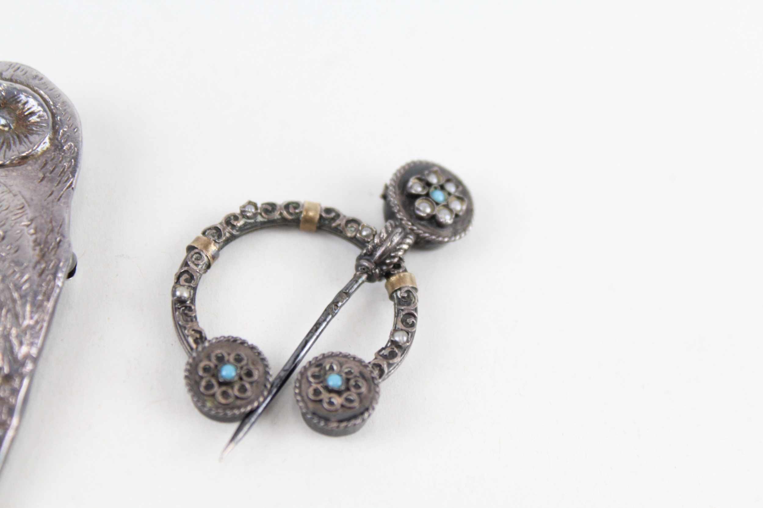 A collection of silver brooches including an owl and penannular (23g) - Image 2 of 5