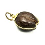 Vintage 18ct gold & coco bean pendant measures approx 2.2cm drop weight 2.3g