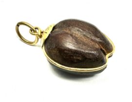 Vintage 18ct gold & coco bean pendant measures approx 2.2cm drop weight 2.3g