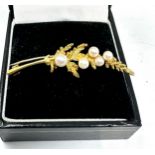 9ct gold leaf design & pearl brooch weight 3g