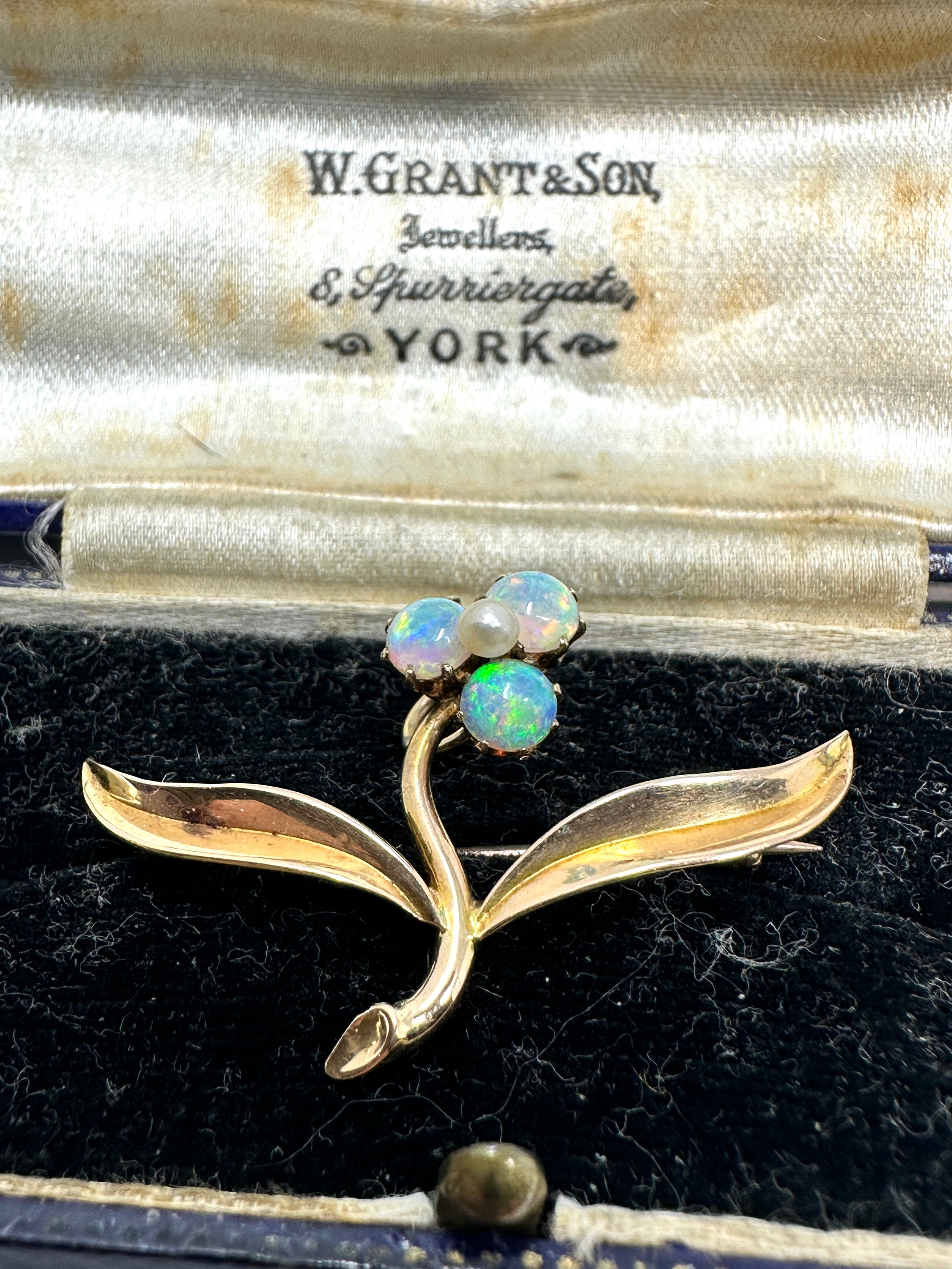 Boxed antique 15ct gold opal pendant / brooch measures approx 3.6cm wide 2.4cm drop weight 3.1g come - Image 2 of 4