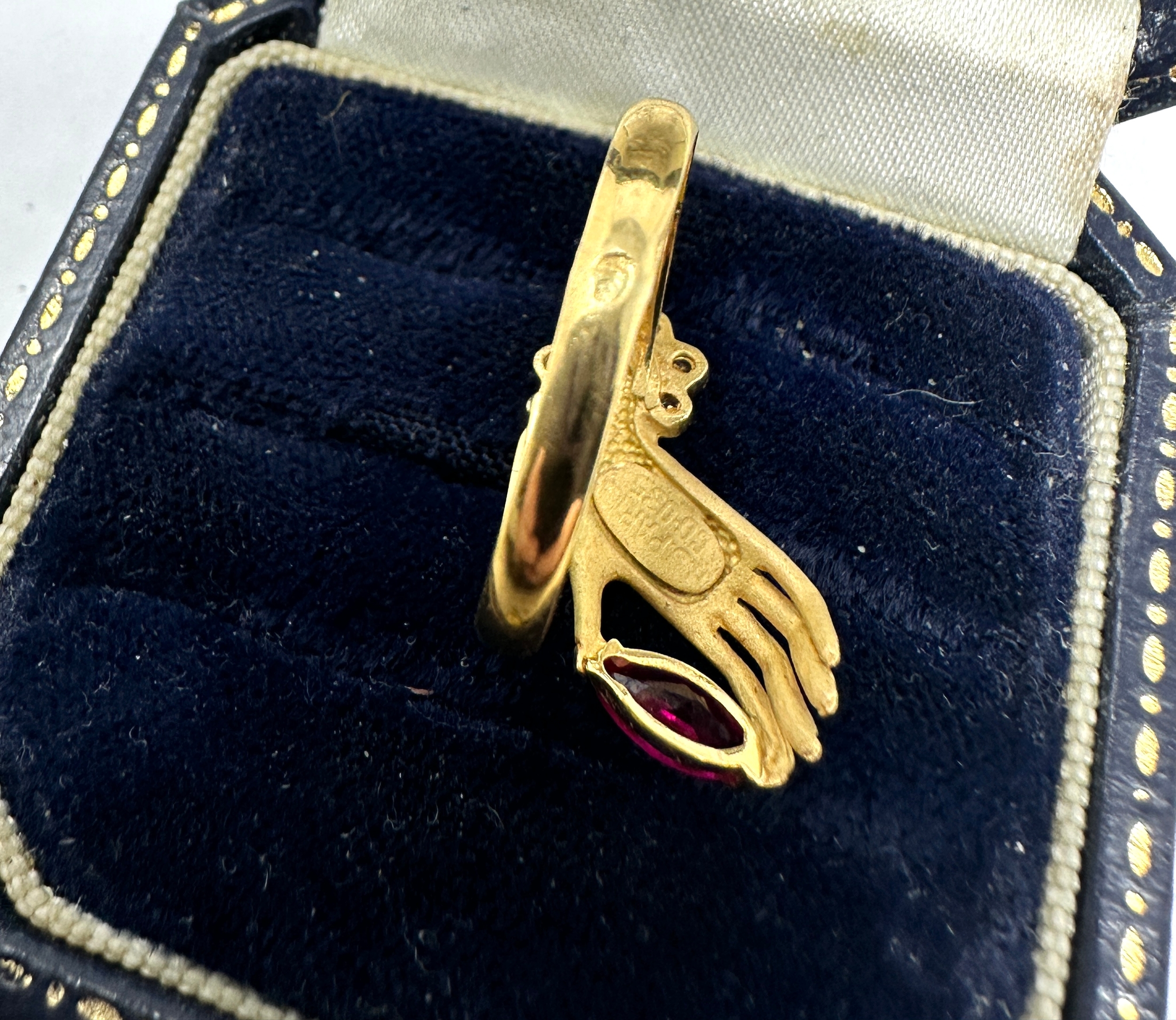 18ct gold hand ring set with red & white gemstones weight 2.9g has been xrt tested as 18ct gold - Image 4 of 5