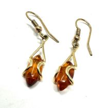9ct gold amber drop earrings measure approx 3.4cm drop weight 2.6g