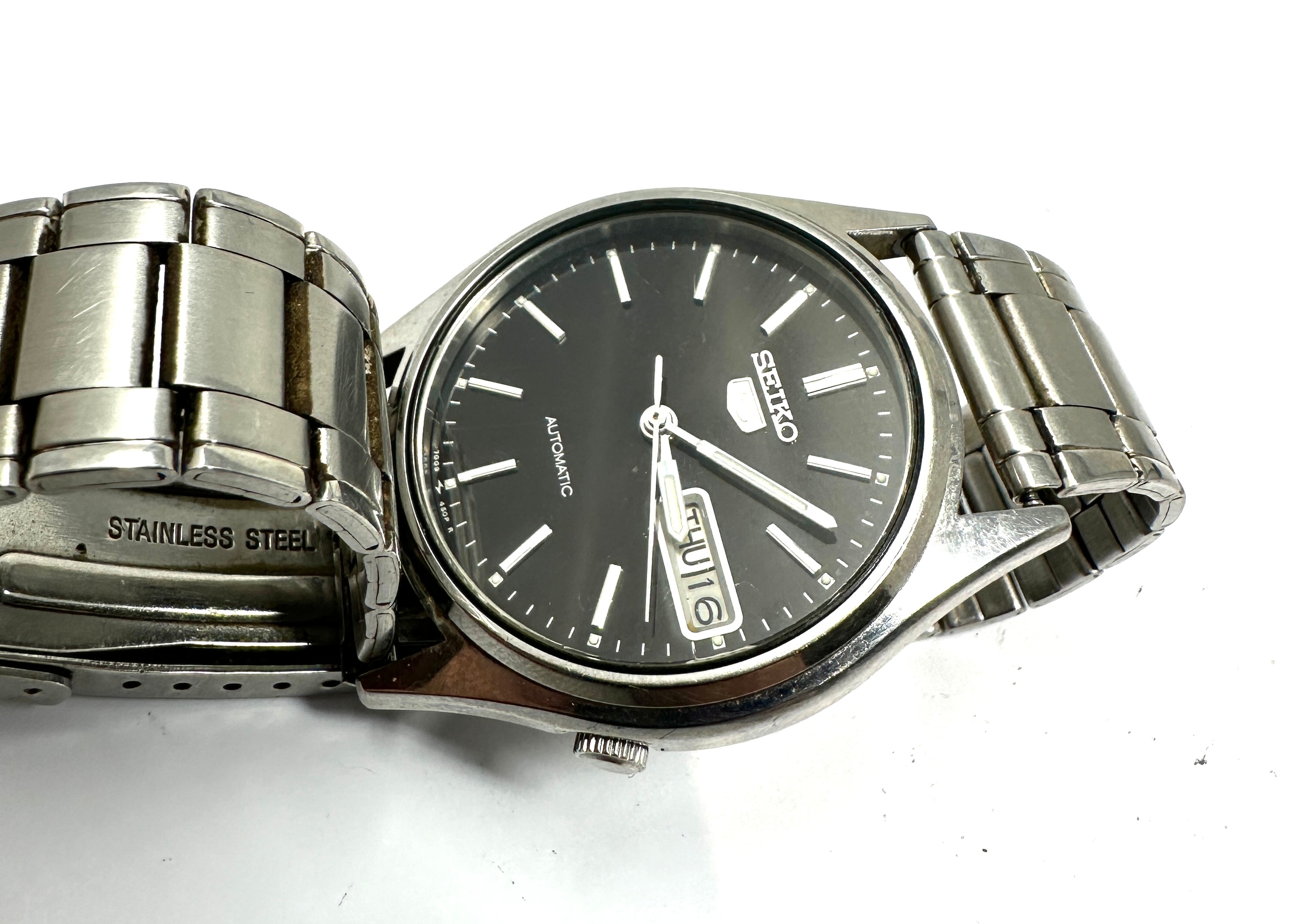 Vintage Seiko 5 Automatic Day & Date 7009 -3100 the watch is ticking black dial - Image 2 of 4