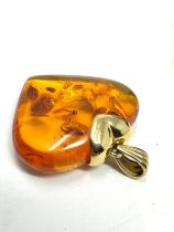 large 18ct gold & heart shape amber pendant measures 4.7cm drop by 4.1cm wide weight 13.3g