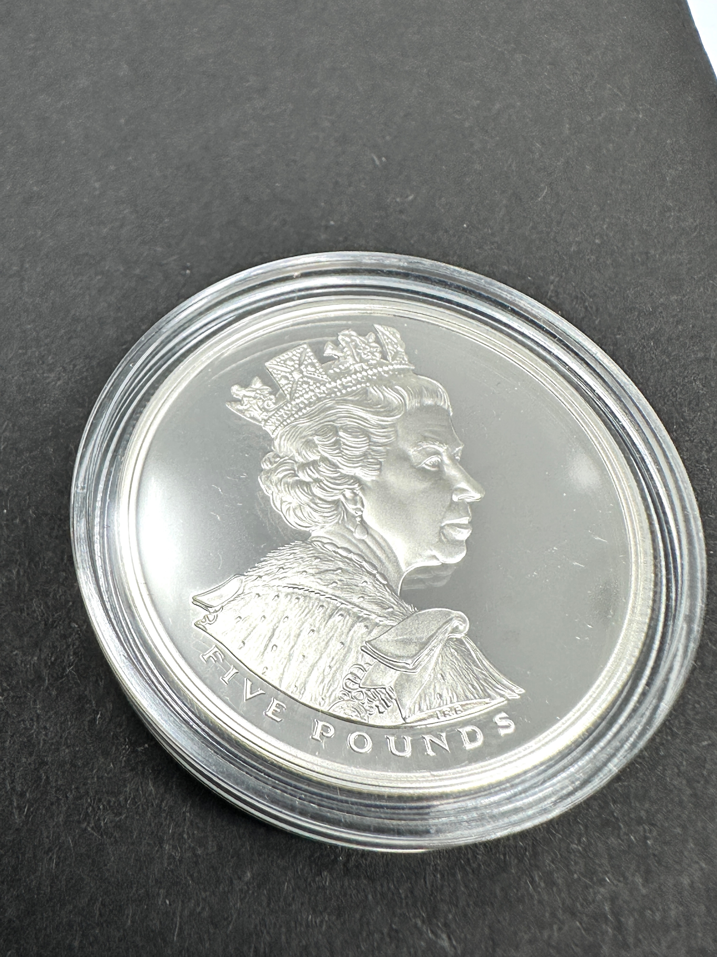 2002 silver £5 pound coin Encapsulated unc - Image 2 of 2