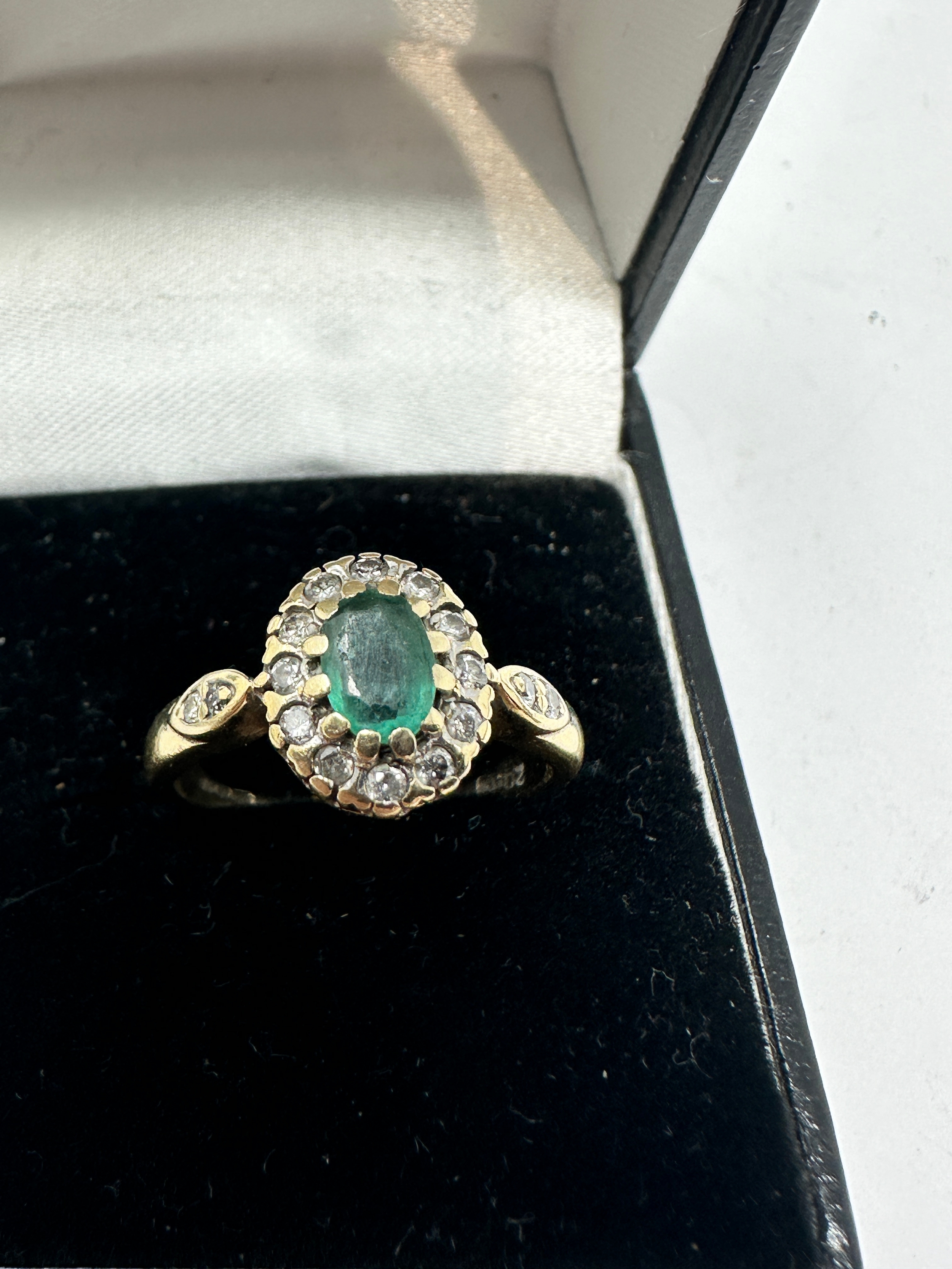 9ct gold emerald & diamond ring weight 3g