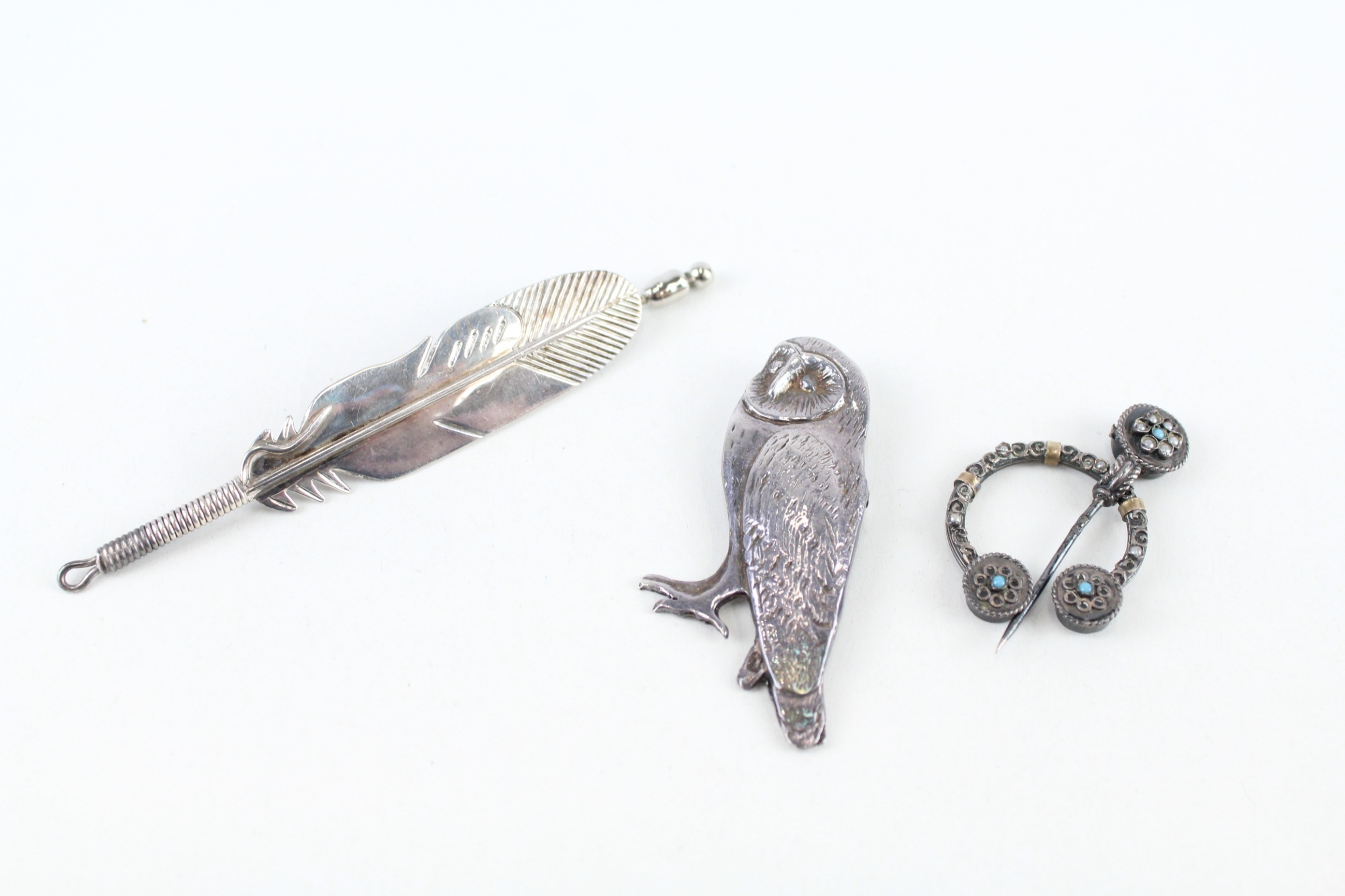 A collection of silver brooches including an owl and penannular (23g)