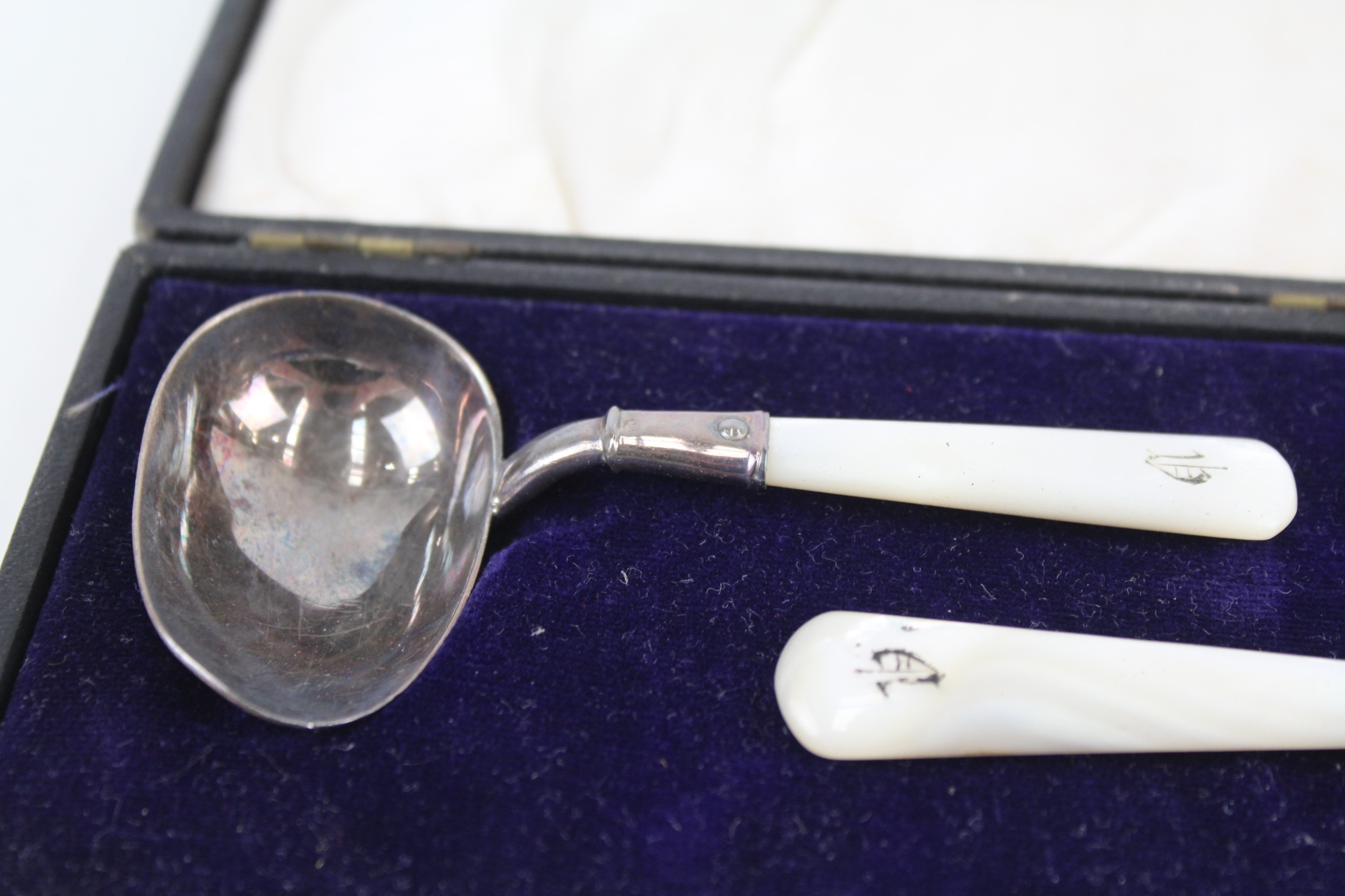 4 x .925 sterling silver tableware inc salt dishes, novelty sugar nips etc - Image 2 of 5