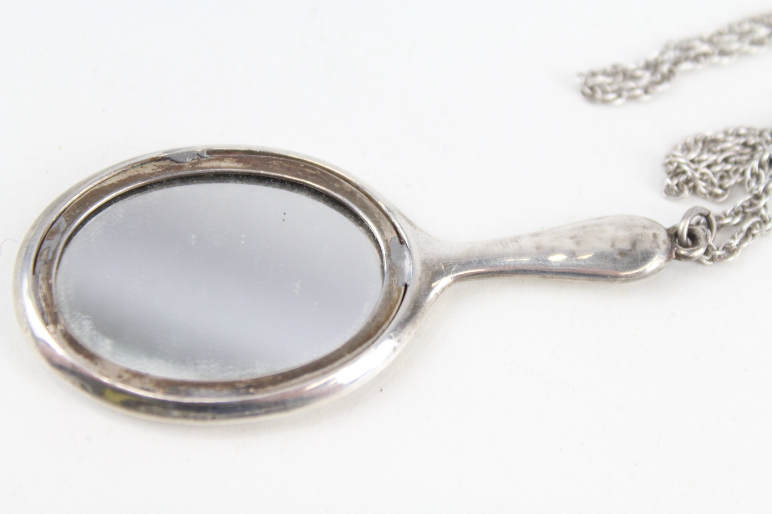 An antique novelty silver mirror pendant and chain (15g) - Image 3 of 4