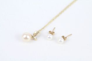 2x 9ct gold cultured pearl foliate pendant necklace & stud earrings