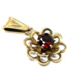 9ct gold garnet pendant weight 0.9g