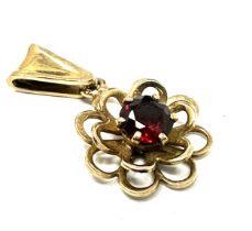 9ct gold garnet pendant weight 0.9g