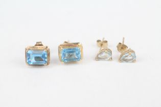 2x 9ct gold emerald & pear cut blue topaz stud earrings with scroll backs