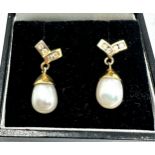 14ct gold diamond & pearl drop earrings measure approx 18mm drop weight 2.5g