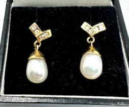 14ct gold diamond & pearl drop earrings measure approx 18mm drop weight 2.5g