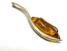 14ct gold amber pendant measures approx 4.2cm drop weight 2g