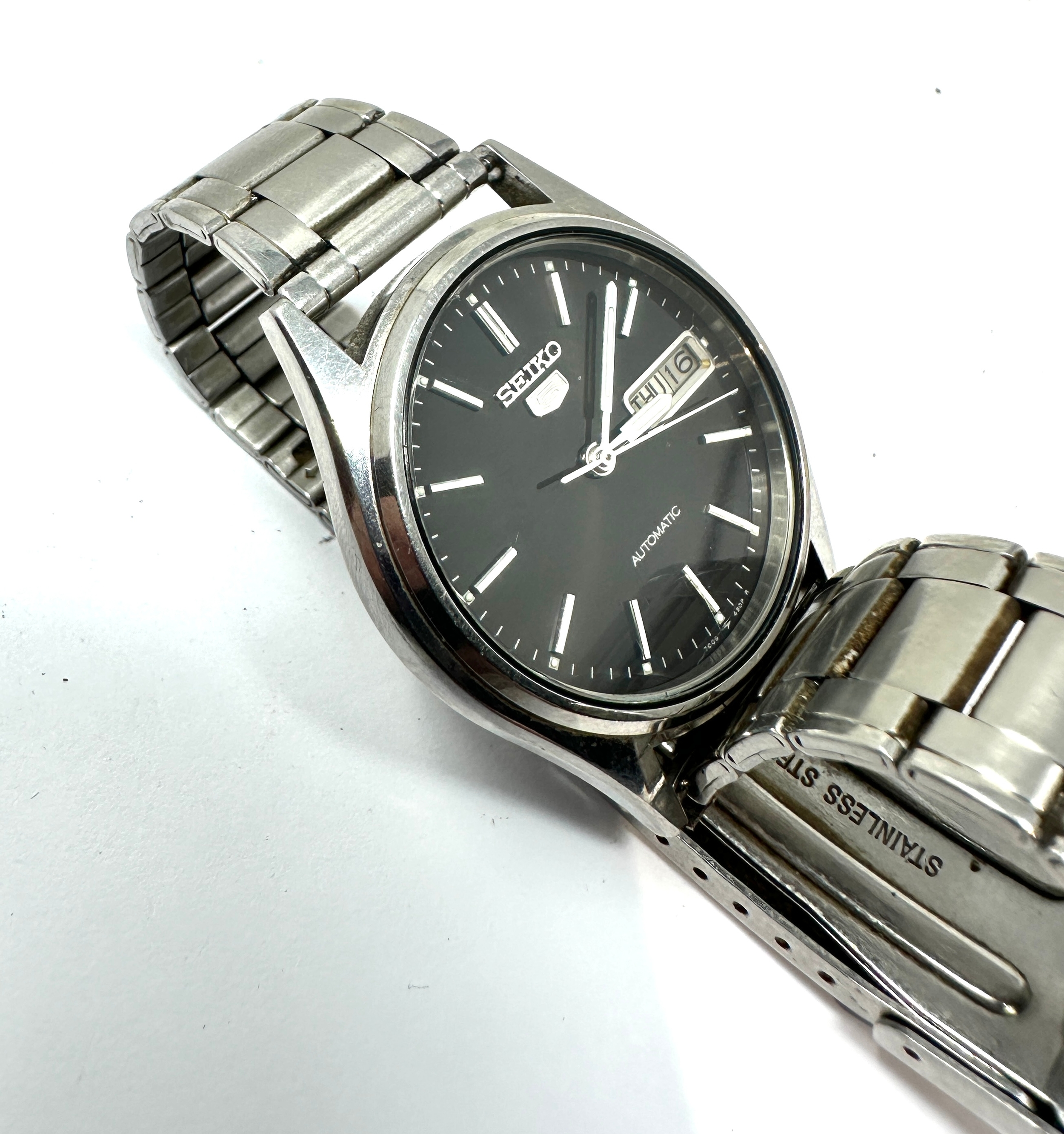 Vintage Seiko 5 Automatic Day & Date 7009 -3100 the watch is ticking black dial - Image 3 of 4