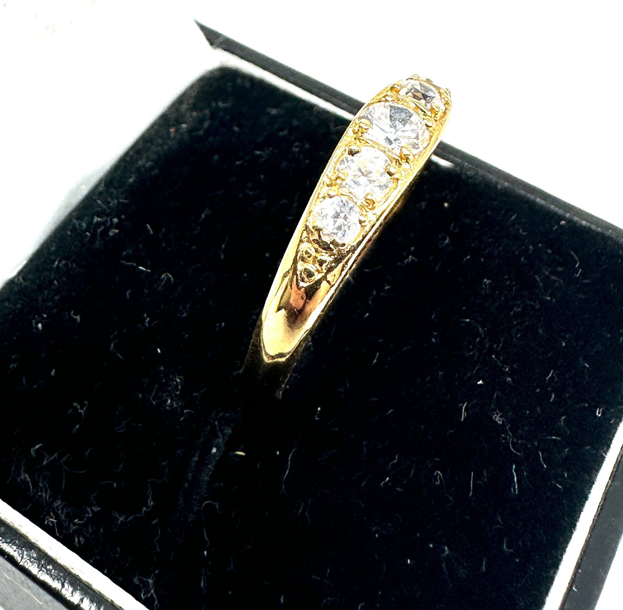 18ct gold white gemstone set ring weight 1.8g - Image 2 of 4