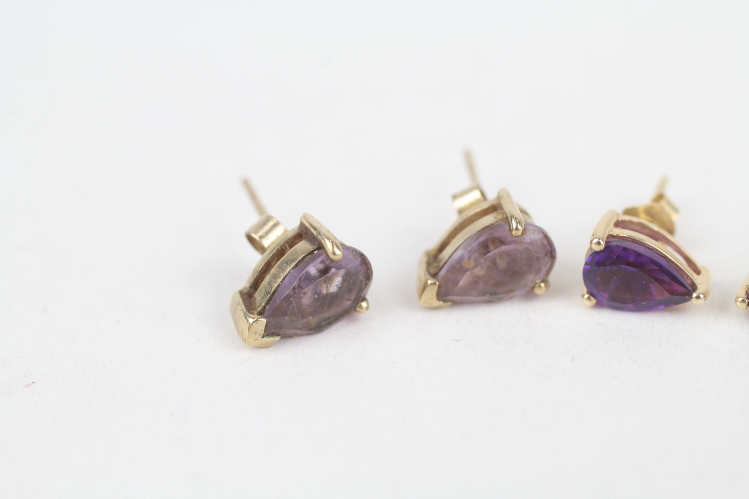 2x 9ct gold pear cut amethyst stud earrings with scroll backs - Image 4 of 4