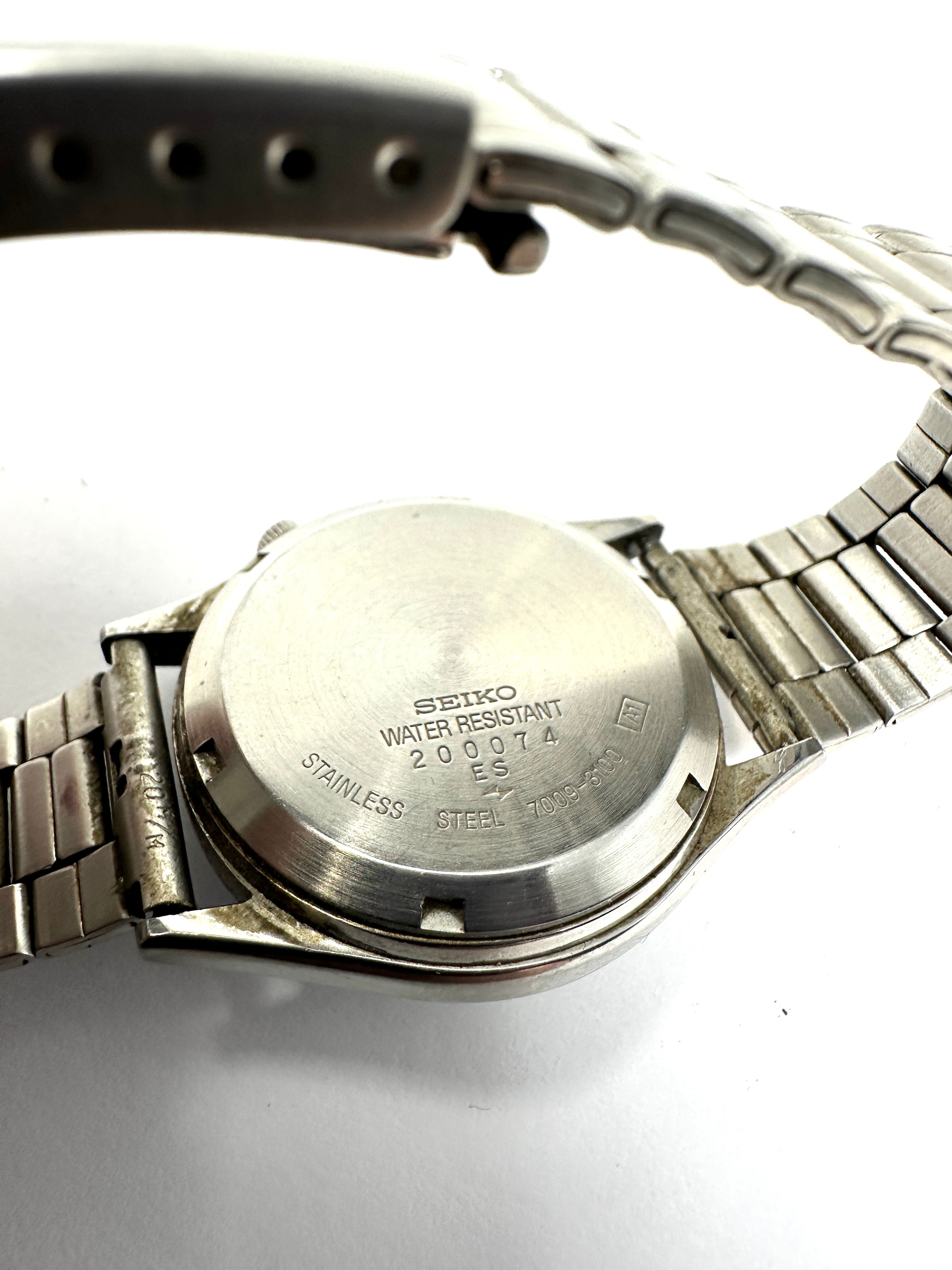 Vintage Seiko 5 Automatic Day & Date 7009 -3100 the watch is ticking black dial - Image 4 of 4